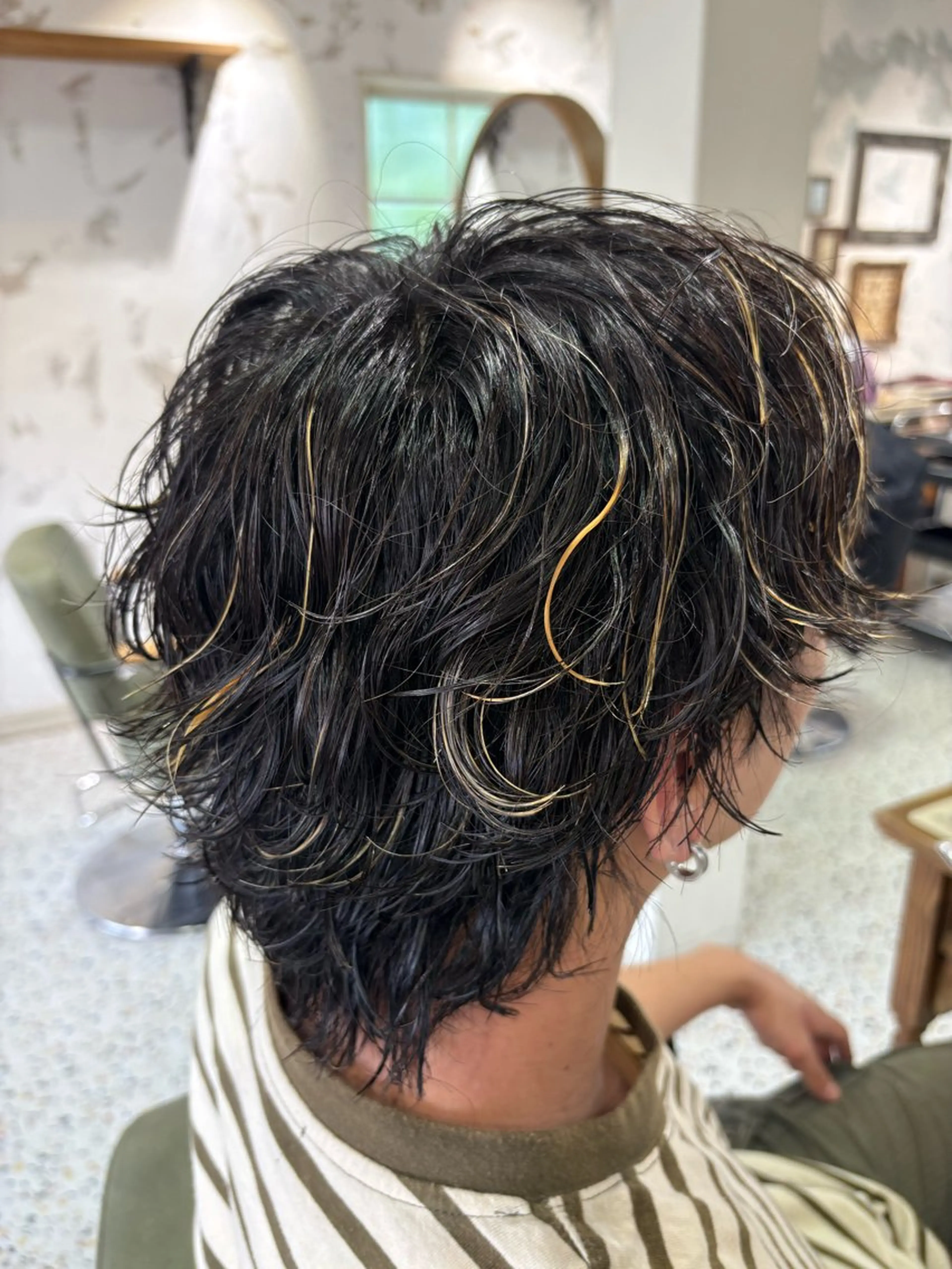 ミディアム パーマ メンズ ミディアムパーマ メンズパーマ 波巻きパーマ スパイラルパーマ カット パーマ 中澤 衿葉のヘアスタイル