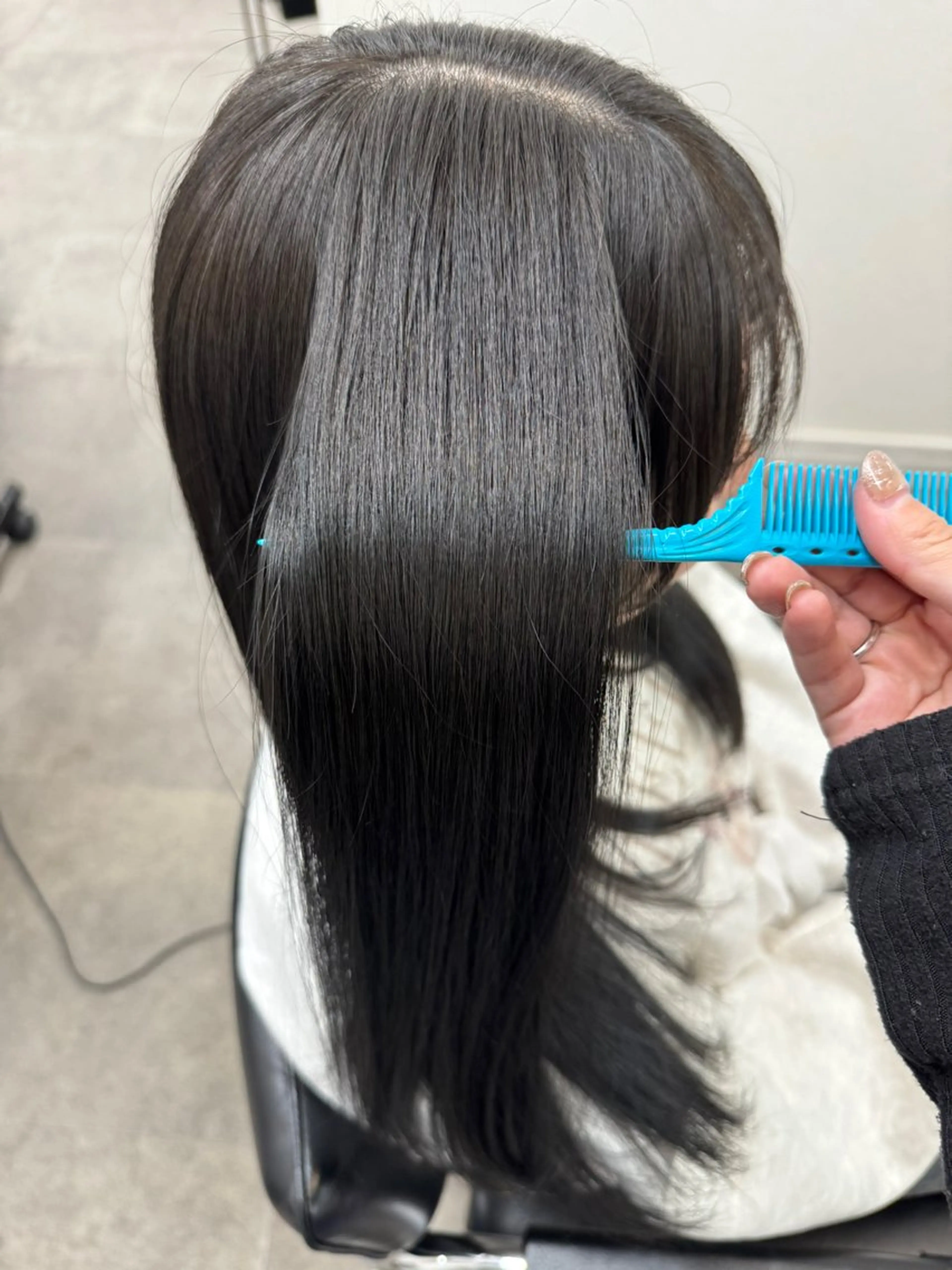 ロング カラー グレージュ オリーブグレージュ オリーブグレー ヘアカラー トリートメント 近藤 愛理のヘアスタイル