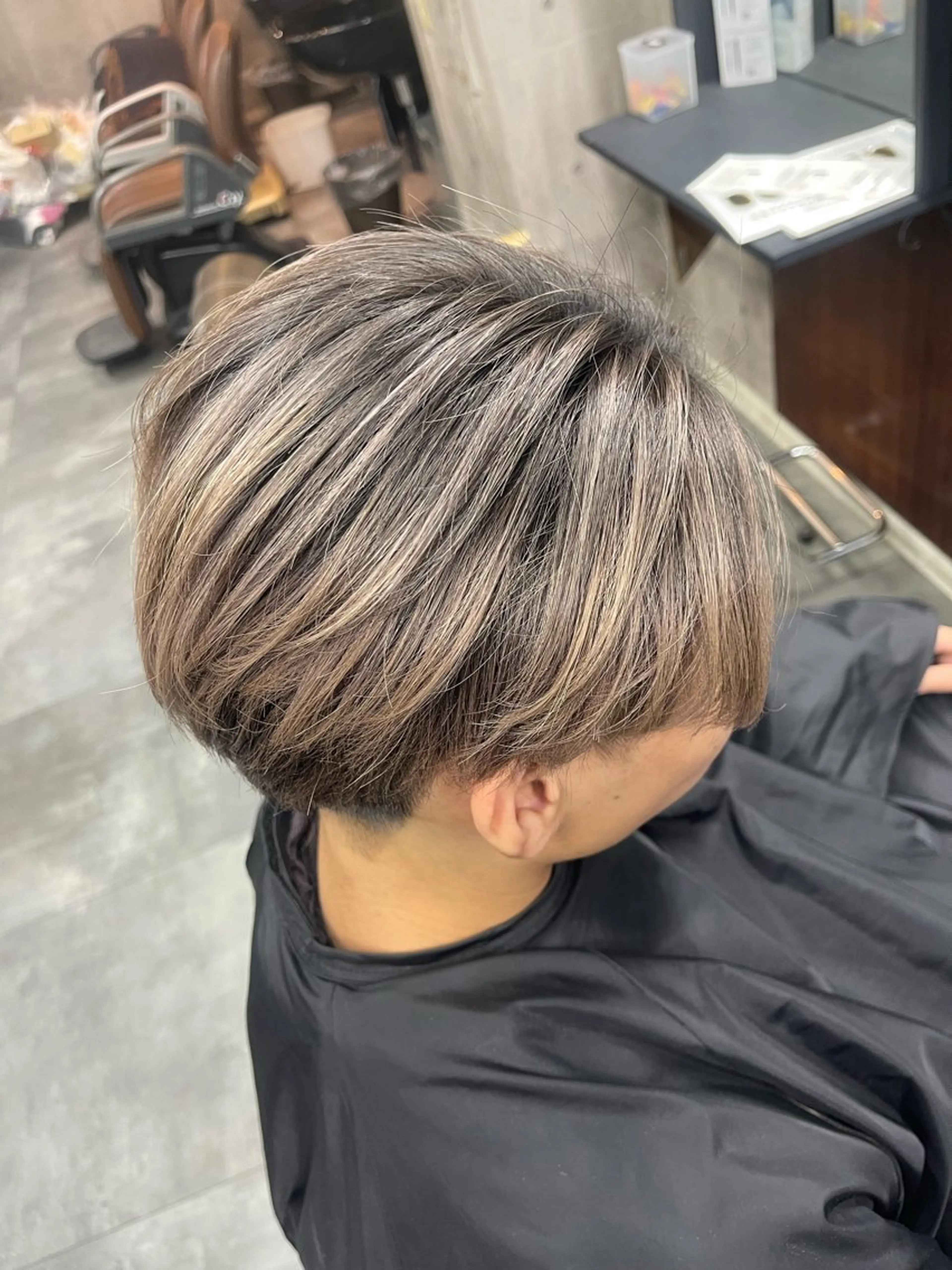 ショート レイヤーカット ブリーチ縮毛矯正 LAFFYuiのヘアスタイル