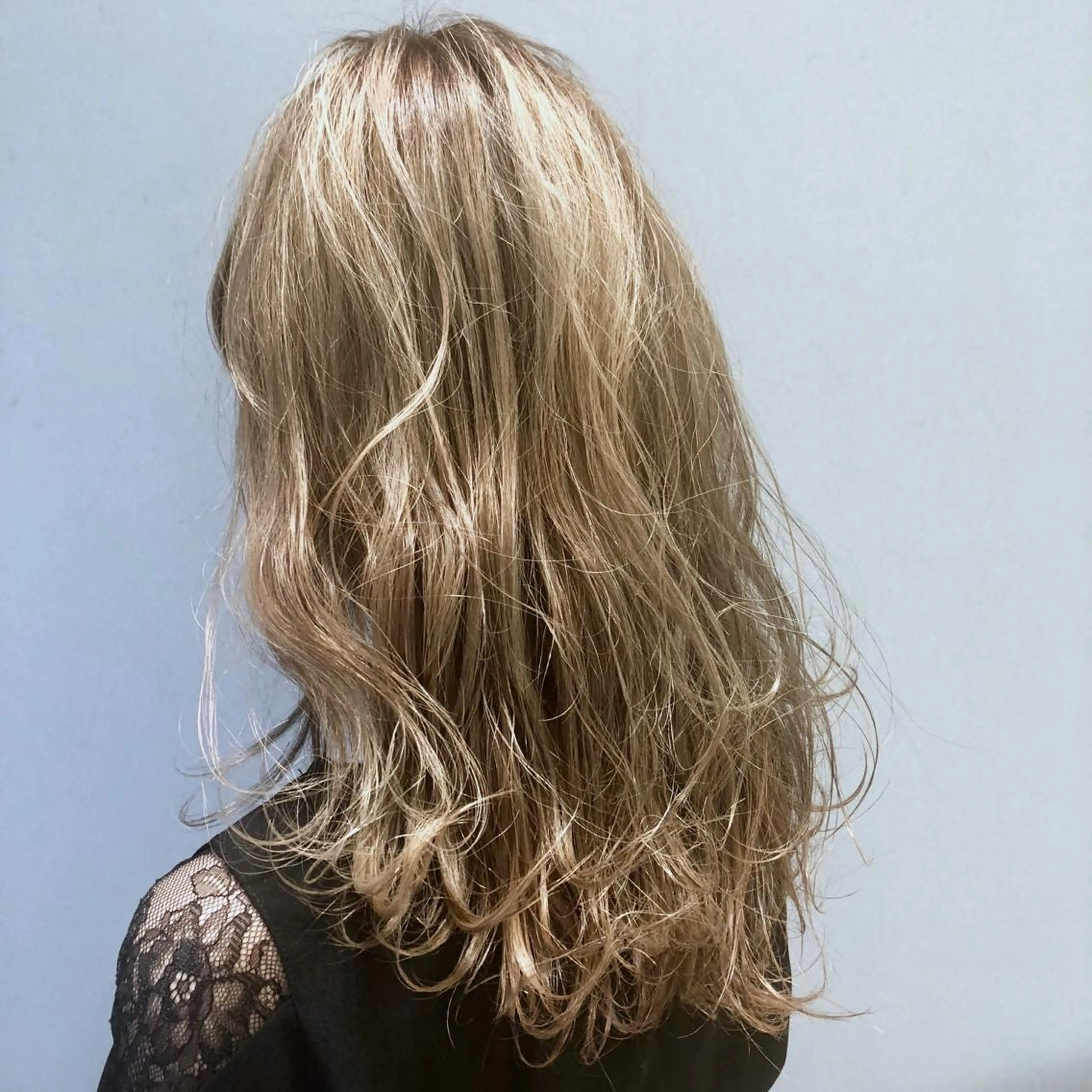 ロング カラー ベージュカラー ブリーチ ケアブリーチ イルミナカラー ミルクティーベージュ 🌈ぷる艶カラー🌈 髪質改善👑柳沼尚貴のヘアスタイル