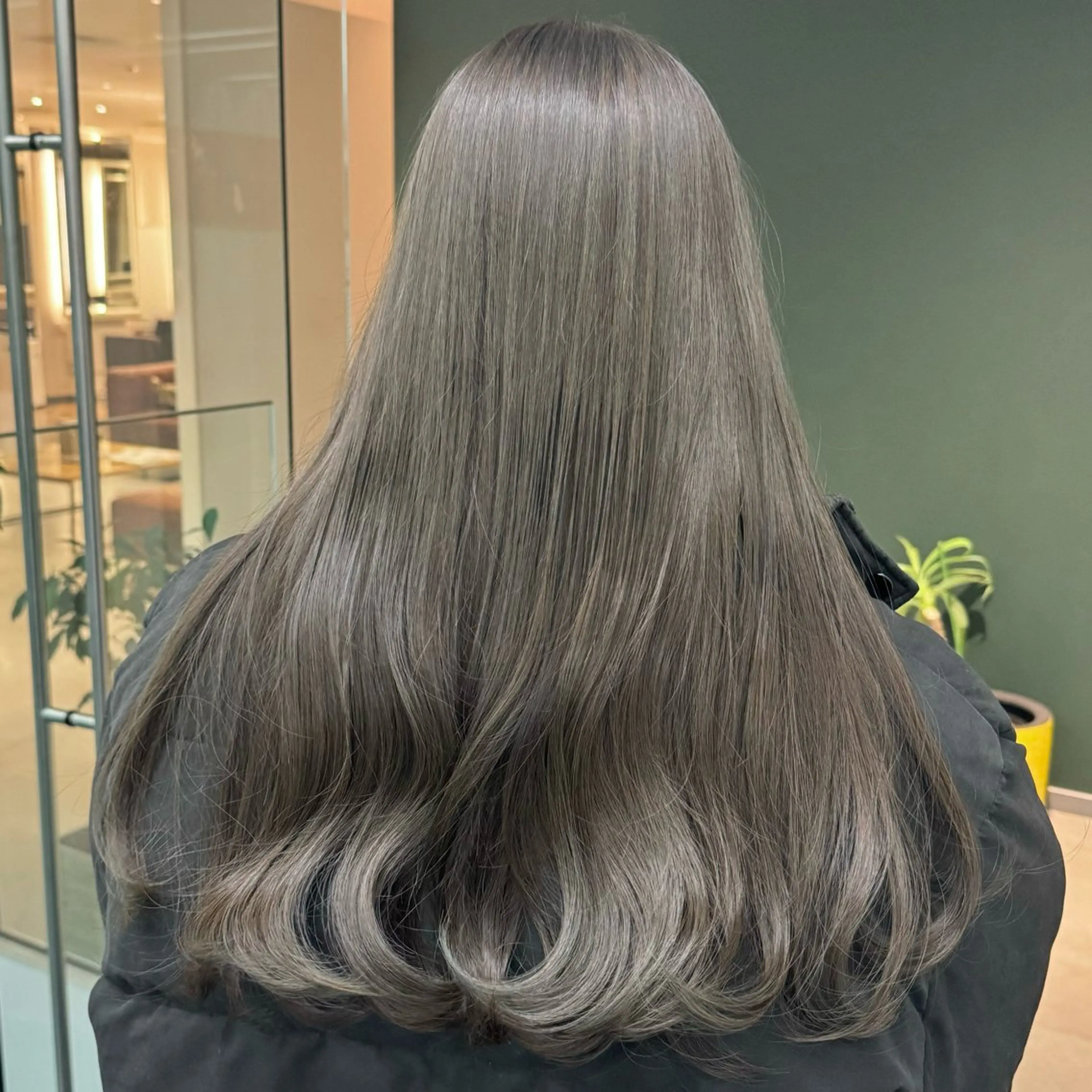 ロング カラー 透明感カラー グレージュ ヘアカラー トリートメント ひなた あゆみのヘアスタイル