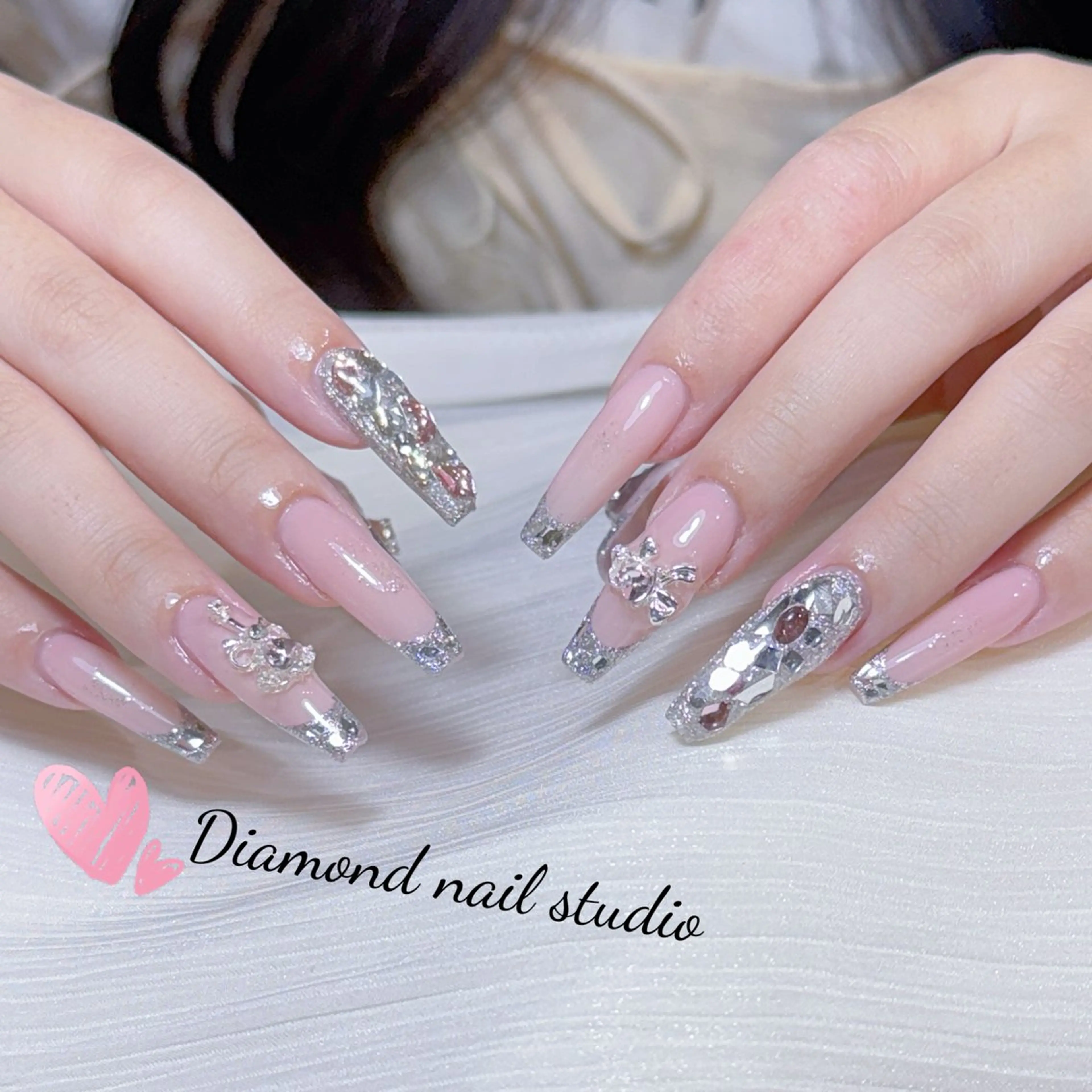 ネイル アートネイル オーロラネイル フラッシュネイル ガーリー キラキラネイル ハンドネイル Una NAILMANAMIのネイルデザイン