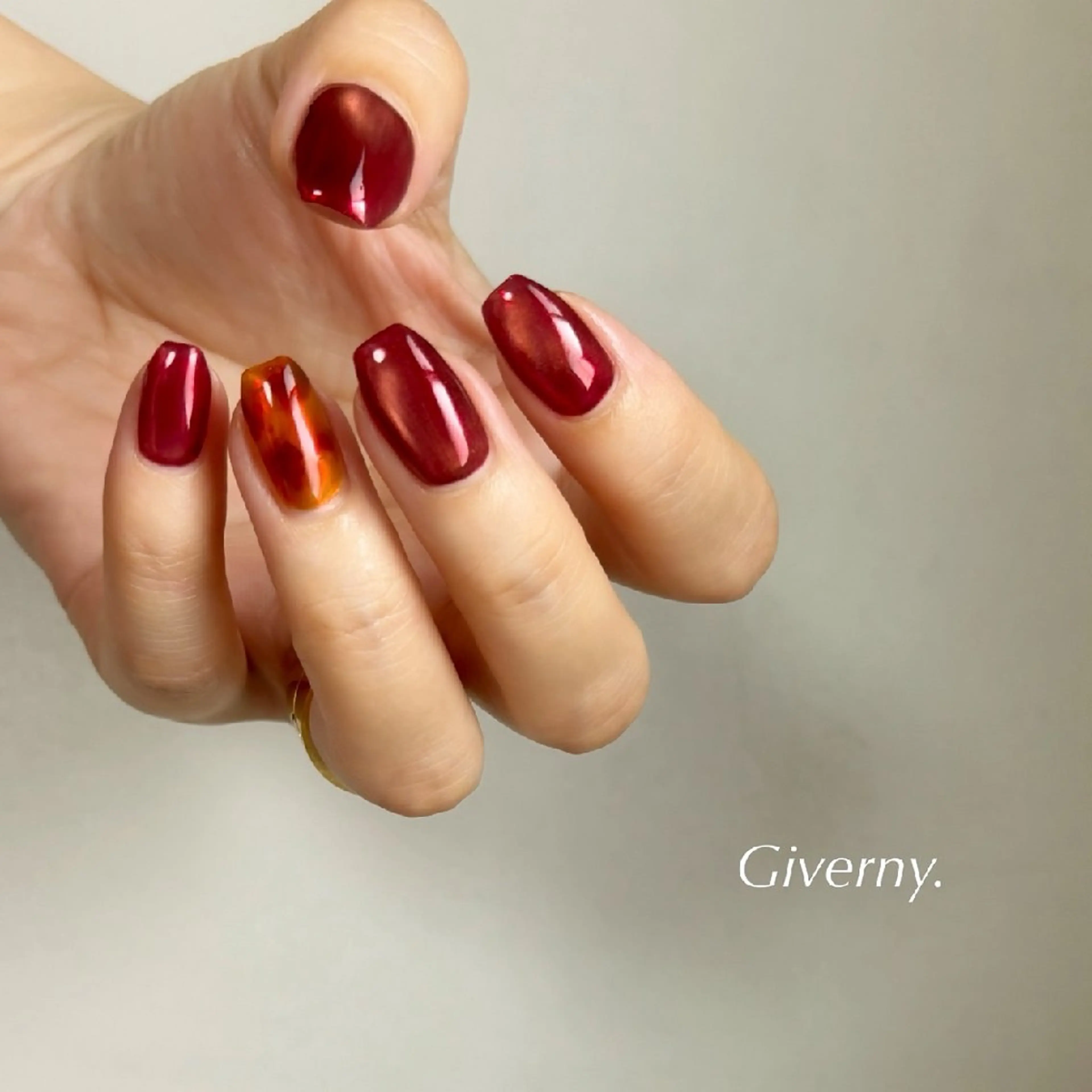 ネイル ボルドー マグネットネイル 赤色 ハンドネイル Giverny .のネイルデザイン