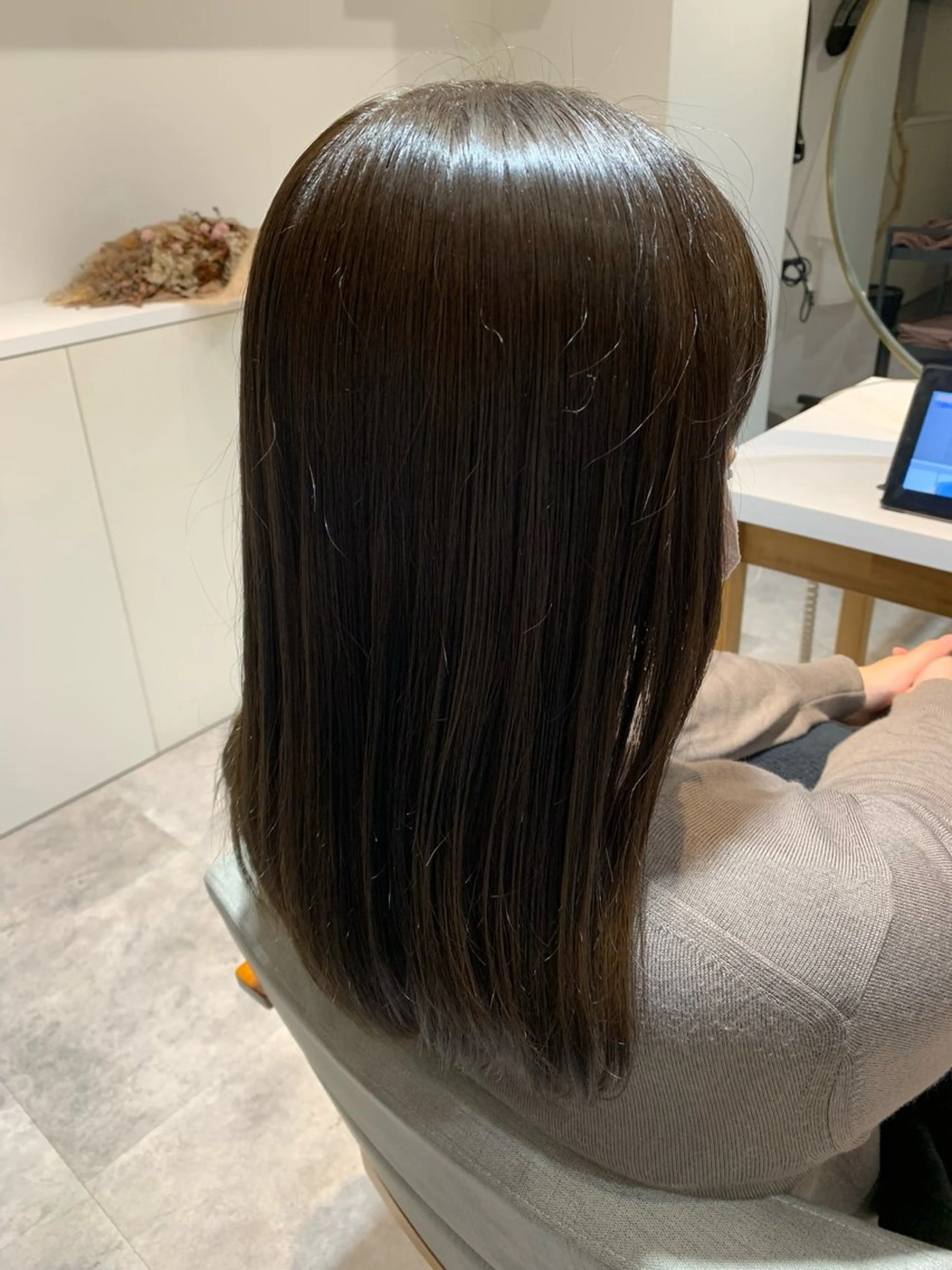 セミロング カラー 小泉 真緒のヘアスタイル