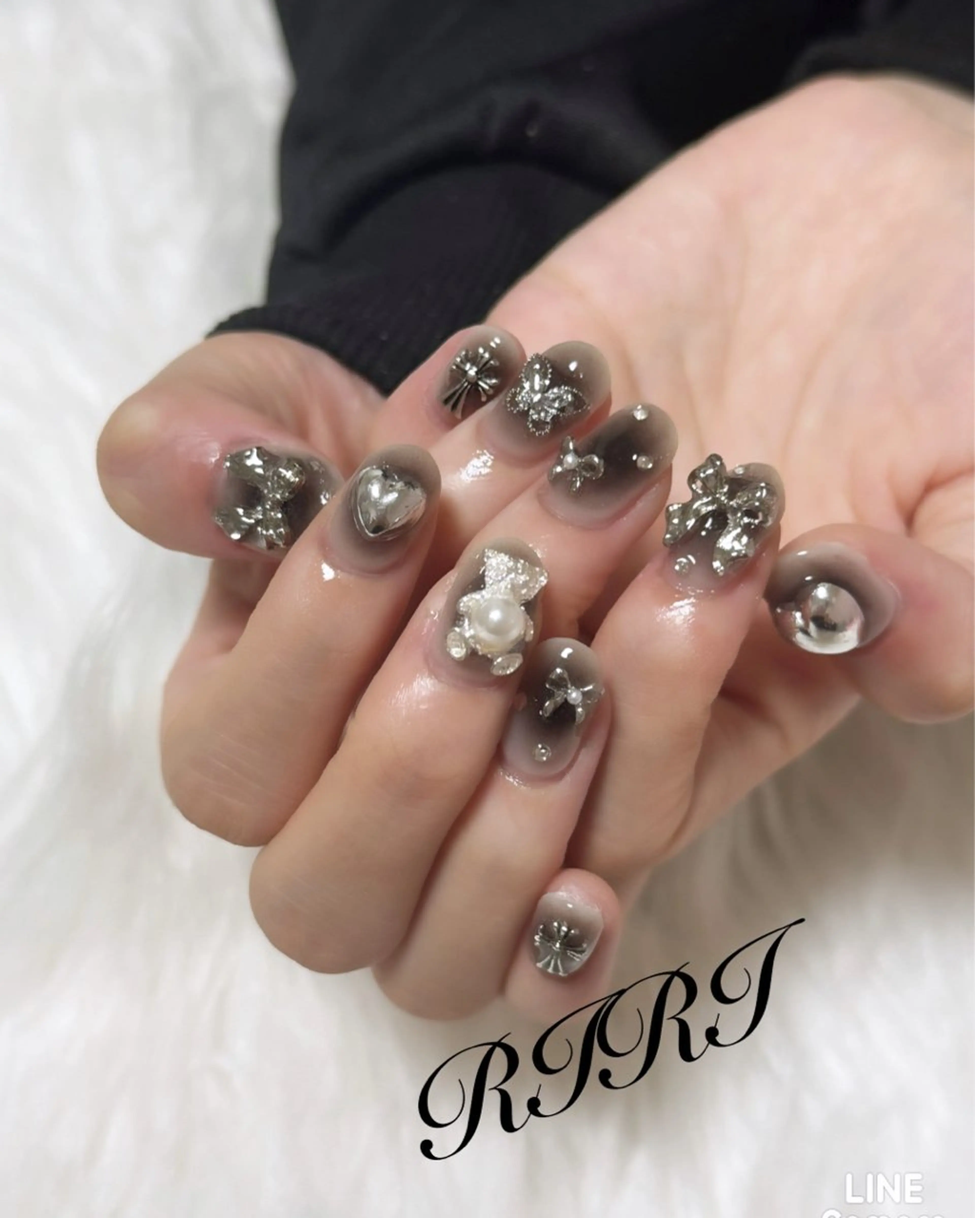 ネイル チークネイル ジェルネイル ロングネイル スカルプネイル シルバー ハンドネイル riri オーナーのネイルデザイン