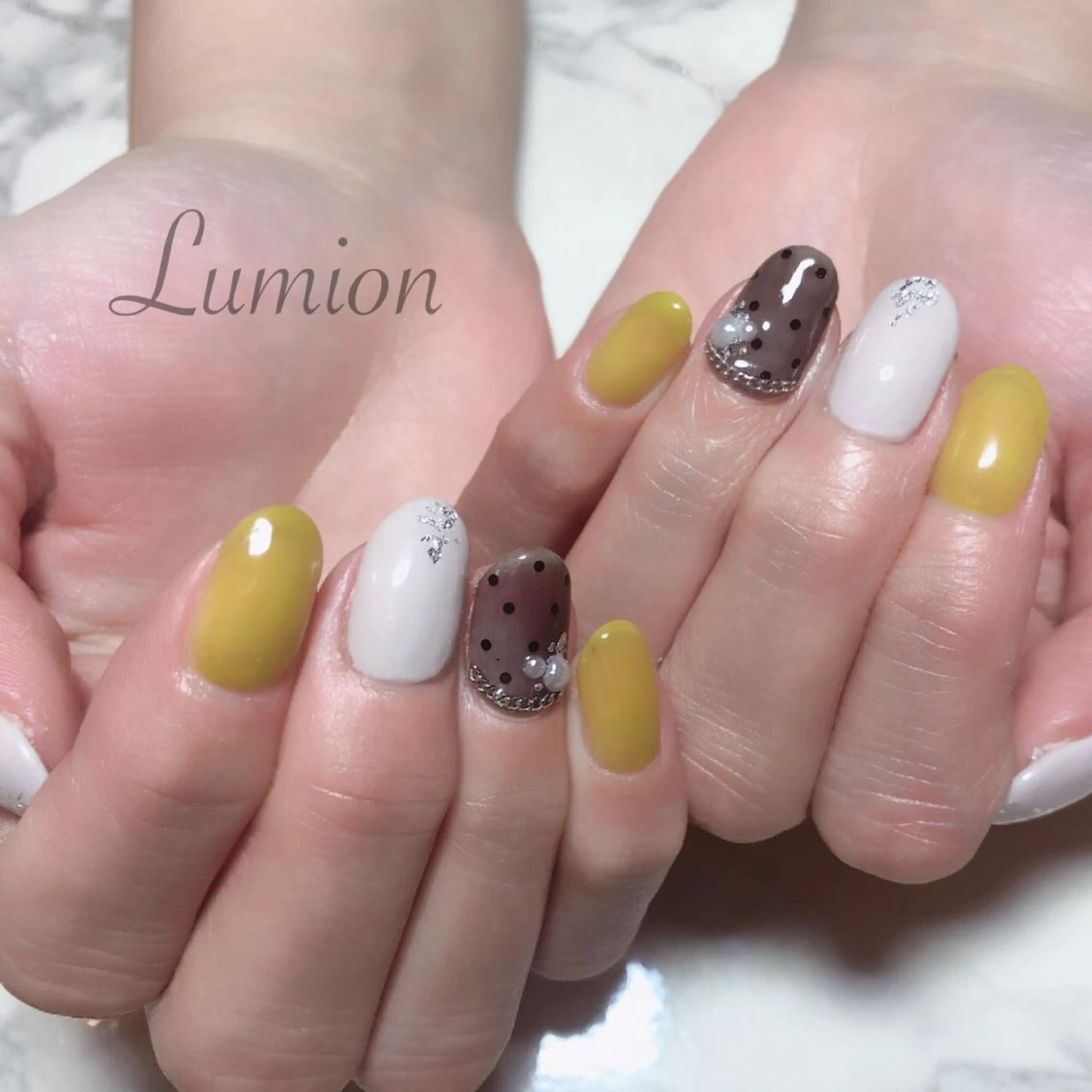 ネイル ドット ピスタチオネイル 黄色 ハンドネイル nailroom Lumionのネイルデザイン