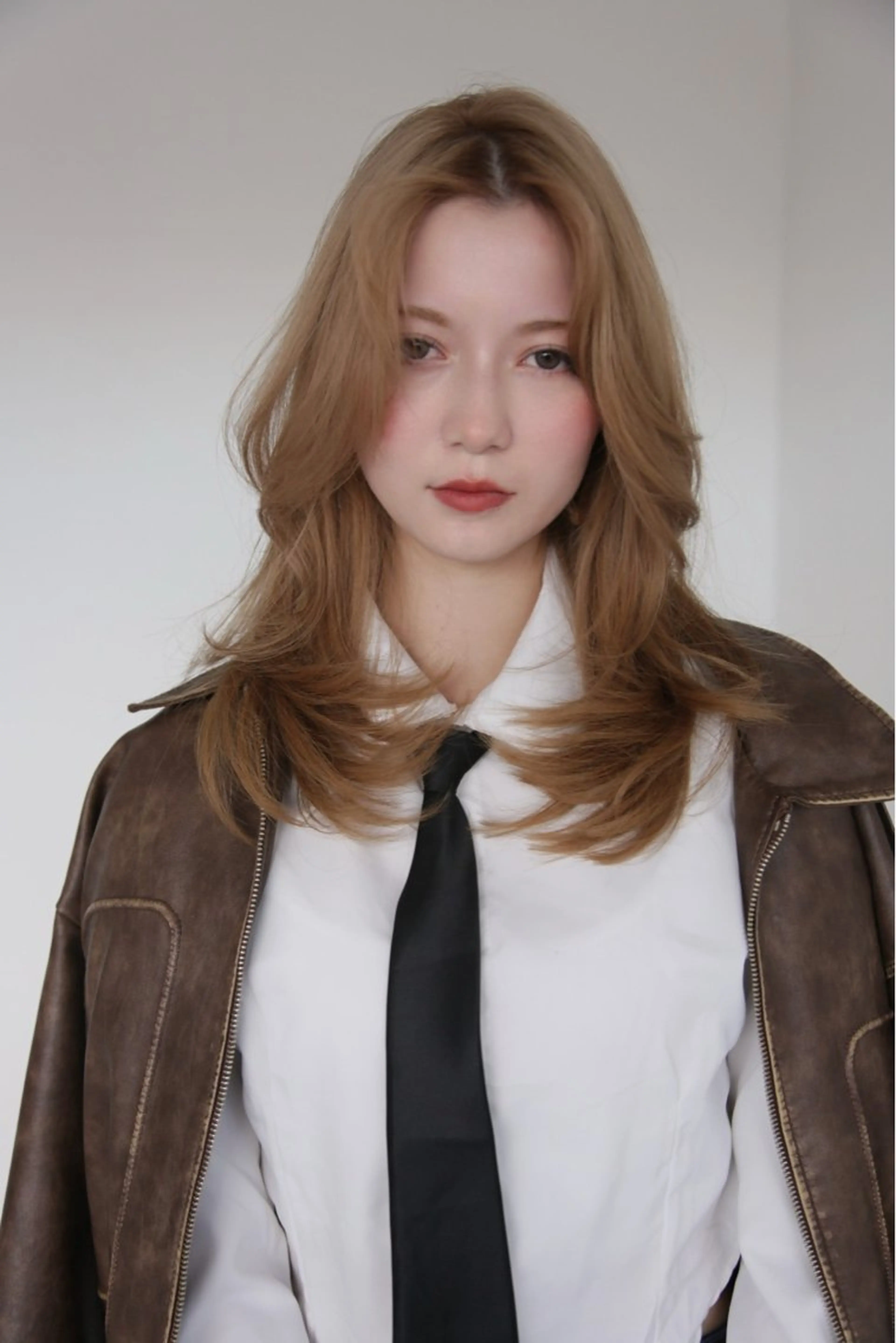 ミディアム カラー ベージュカラー ブリーチ ブロンド レイヤーカット ナガミネアリサ/ 学芸大学/海外ヘアのヘアスタイル