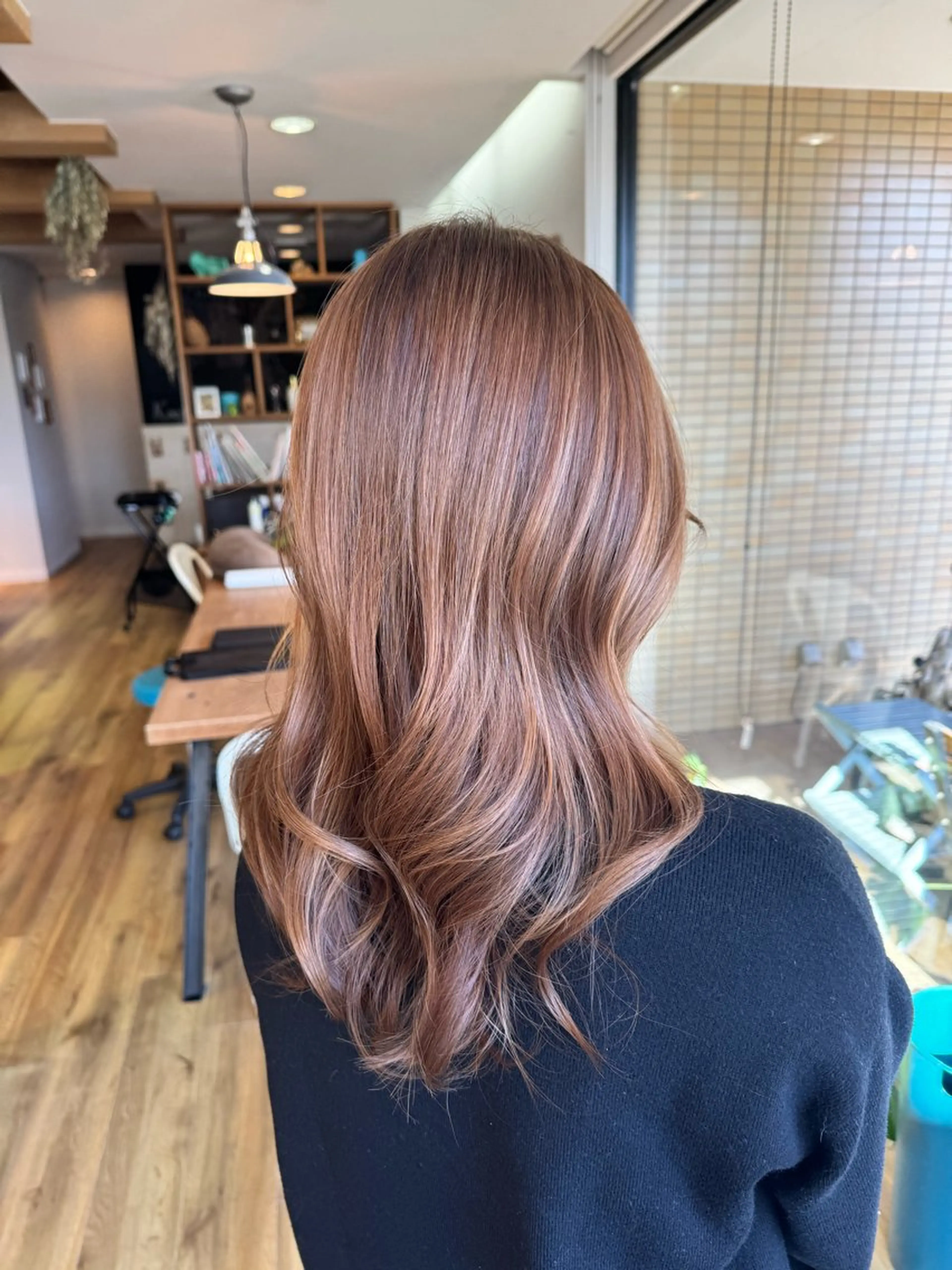 ロング カラー ベージュカラー ピンクカラー ピンクベージュ カット ヘアカラー トリートメント ツキダテ ユイのヘアスタイル