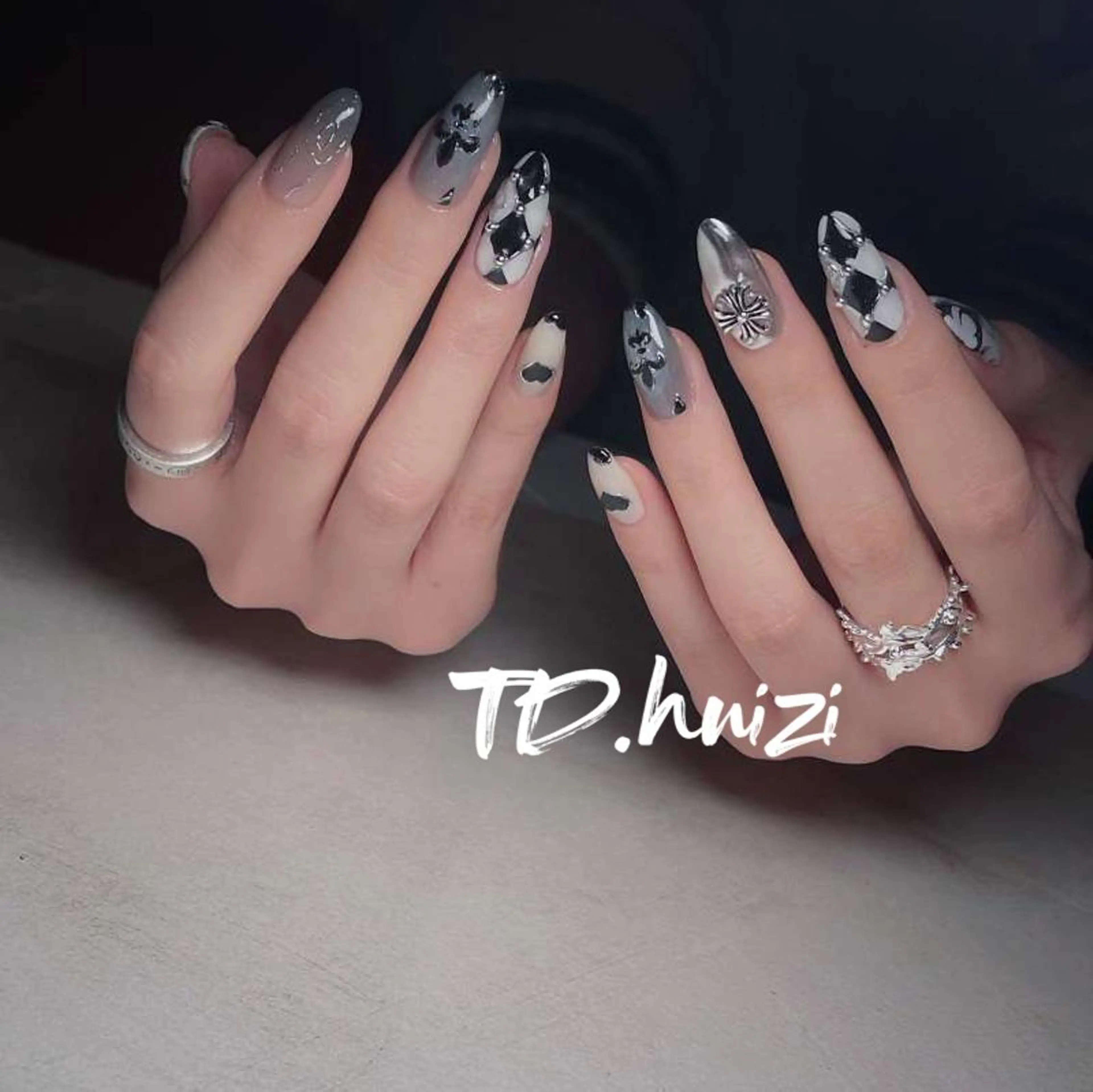 セミロング めぐみのネイルサロン スタッフ練習のネイルデザイン