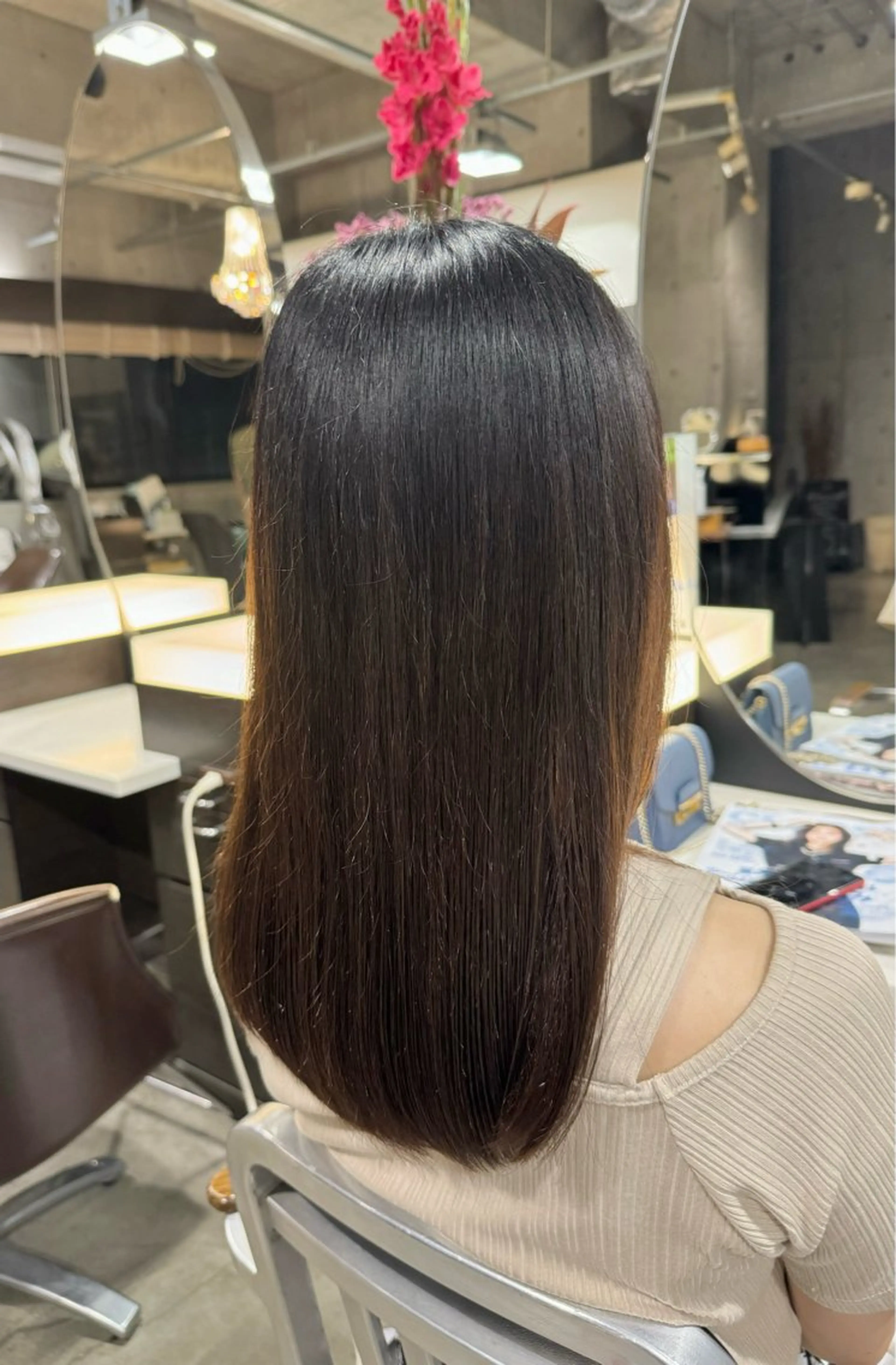 セミロング タツキ／レイヤー／ パーマ／艶カラーのヘアスタイル