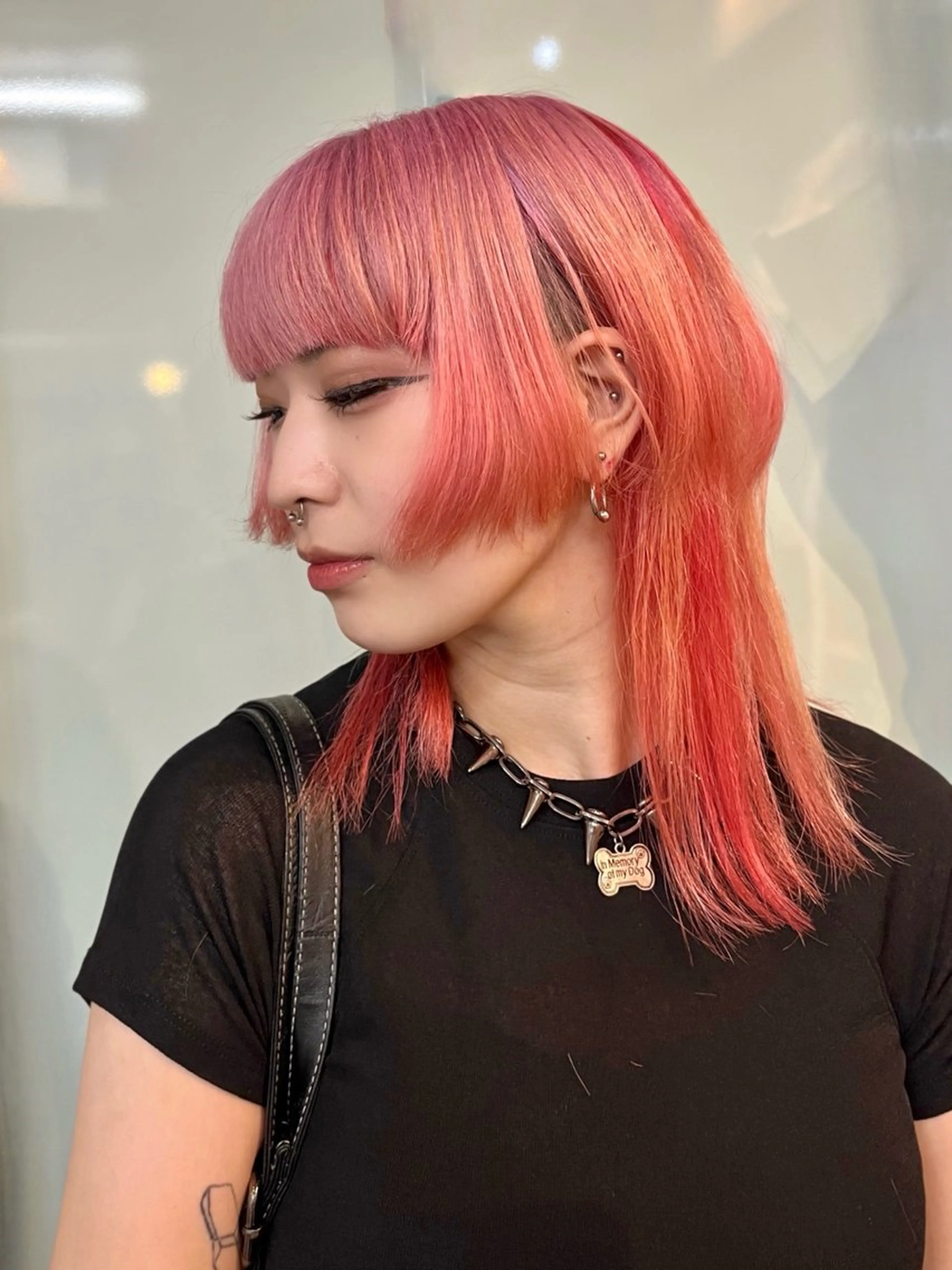 セミロング カラー ブリーチ ケアブリーチ ピンクカラー レイヤーカット ウルフカット ヘアカラー direction所属・派手髪デザインカラー ヒロカのヘアスタイル