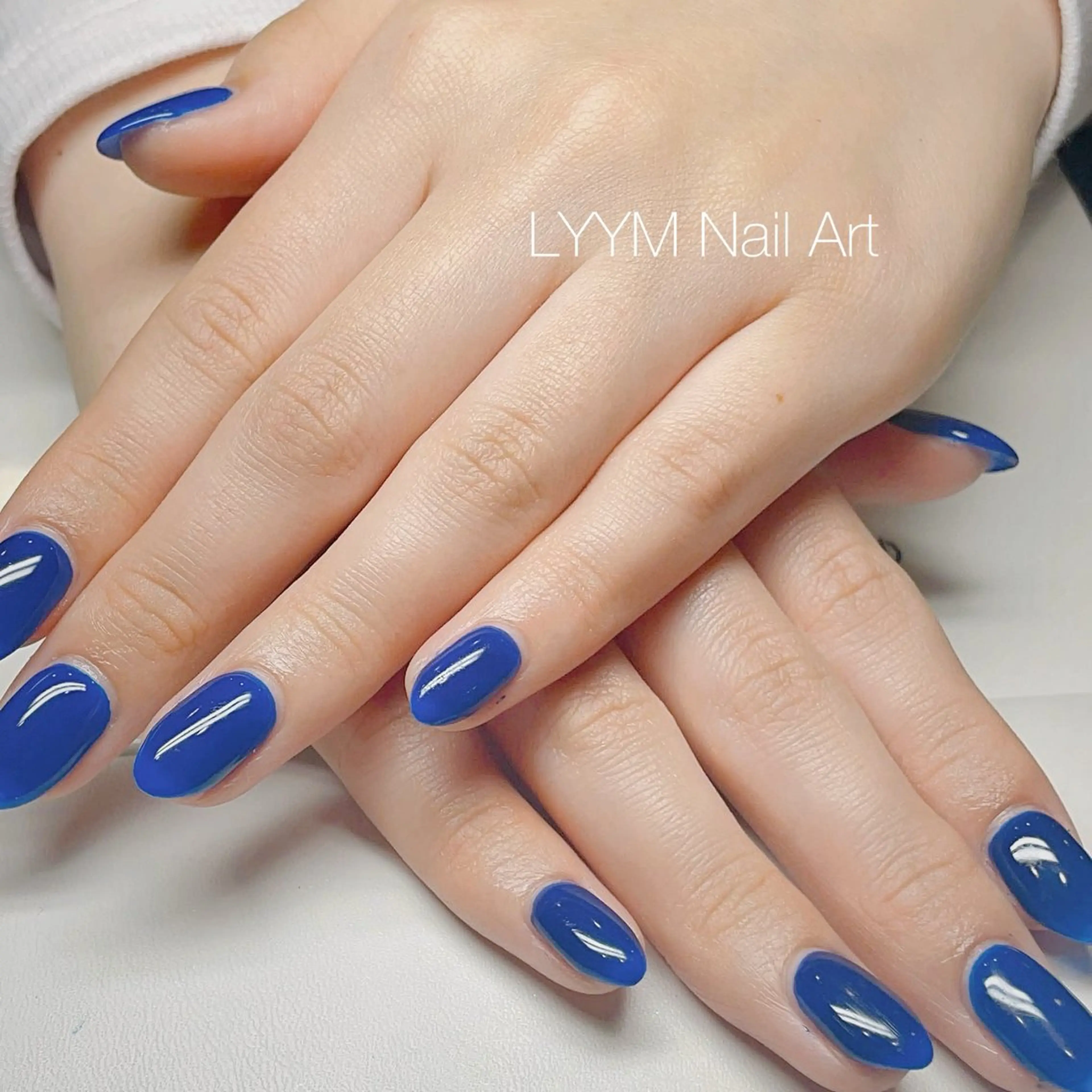 ネイル ブルー オフィスネイル ワンカラーネイル シンプルネイル ハンドネイル LYYM Salonのネイルデザイン