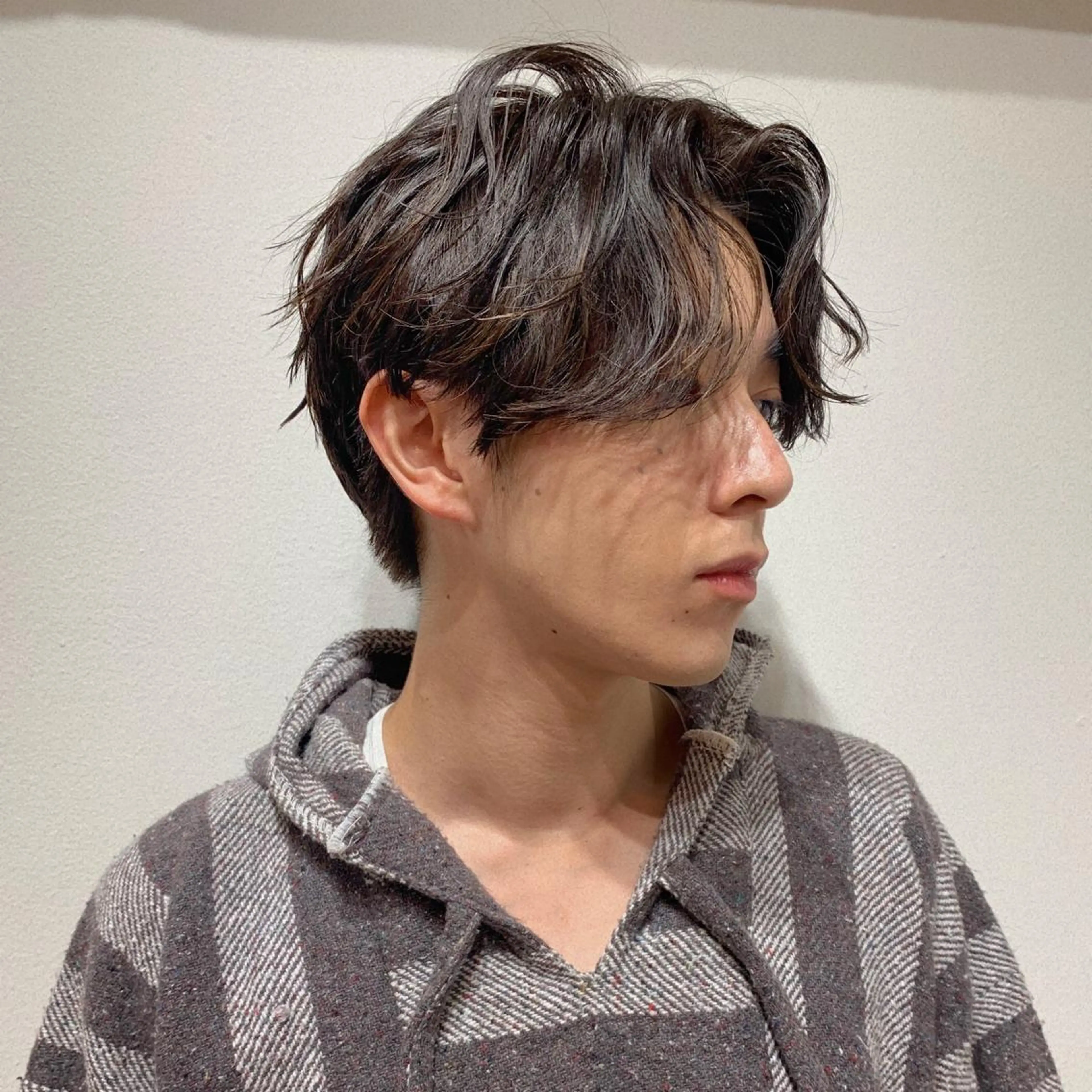 ミディアム メンズ ミディアムパーマ センターパート メンズ韓国風 マッシュウルフ マッシュ Chill所属・三矢 ちなつのヘアスタイル