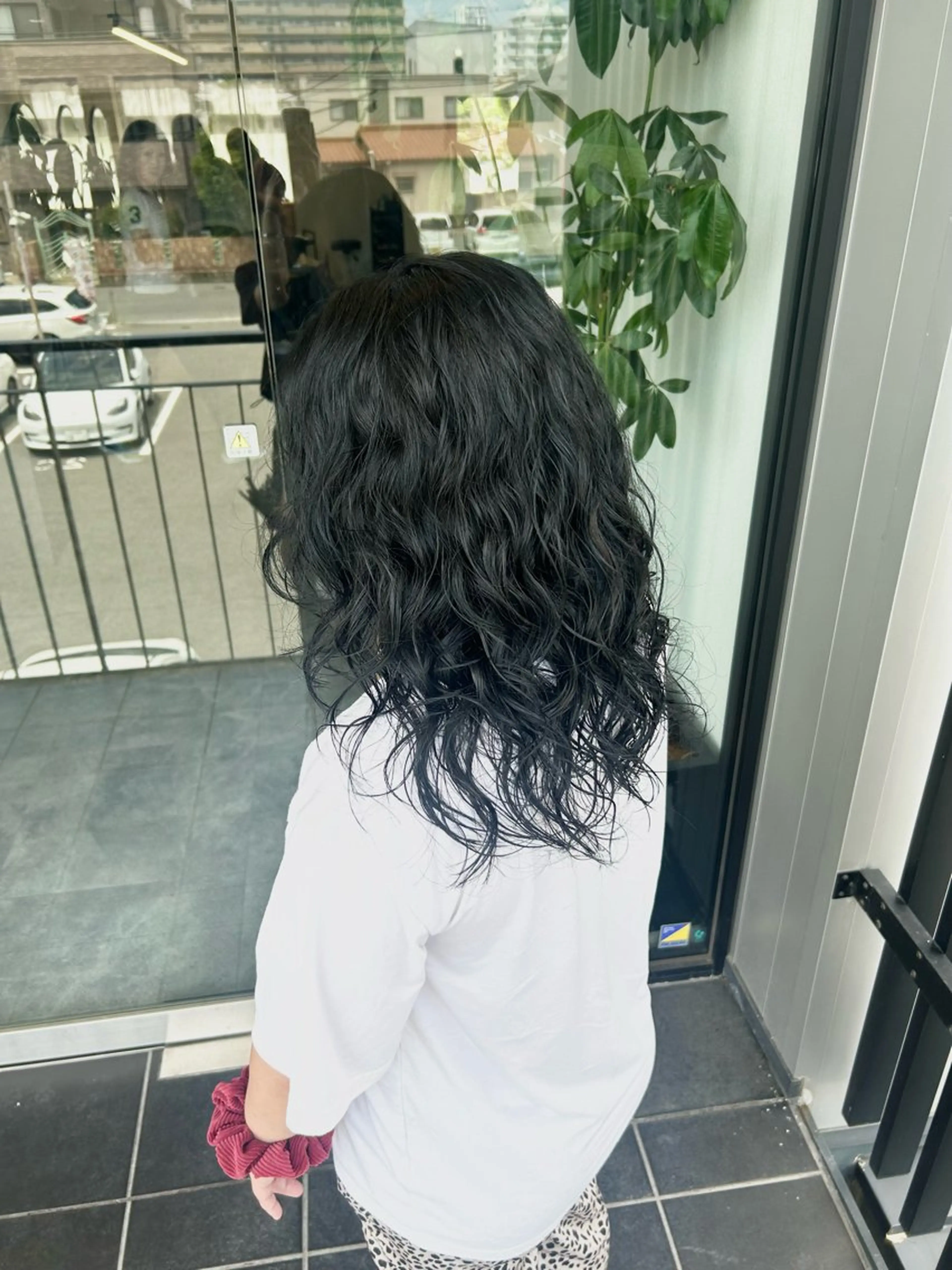 セミロング カラー 黒髪 ブリーチ ブルーカラー ブルーブラック ブリーチなしカラー Emitas.　井上 真奈美のヘアスタイル