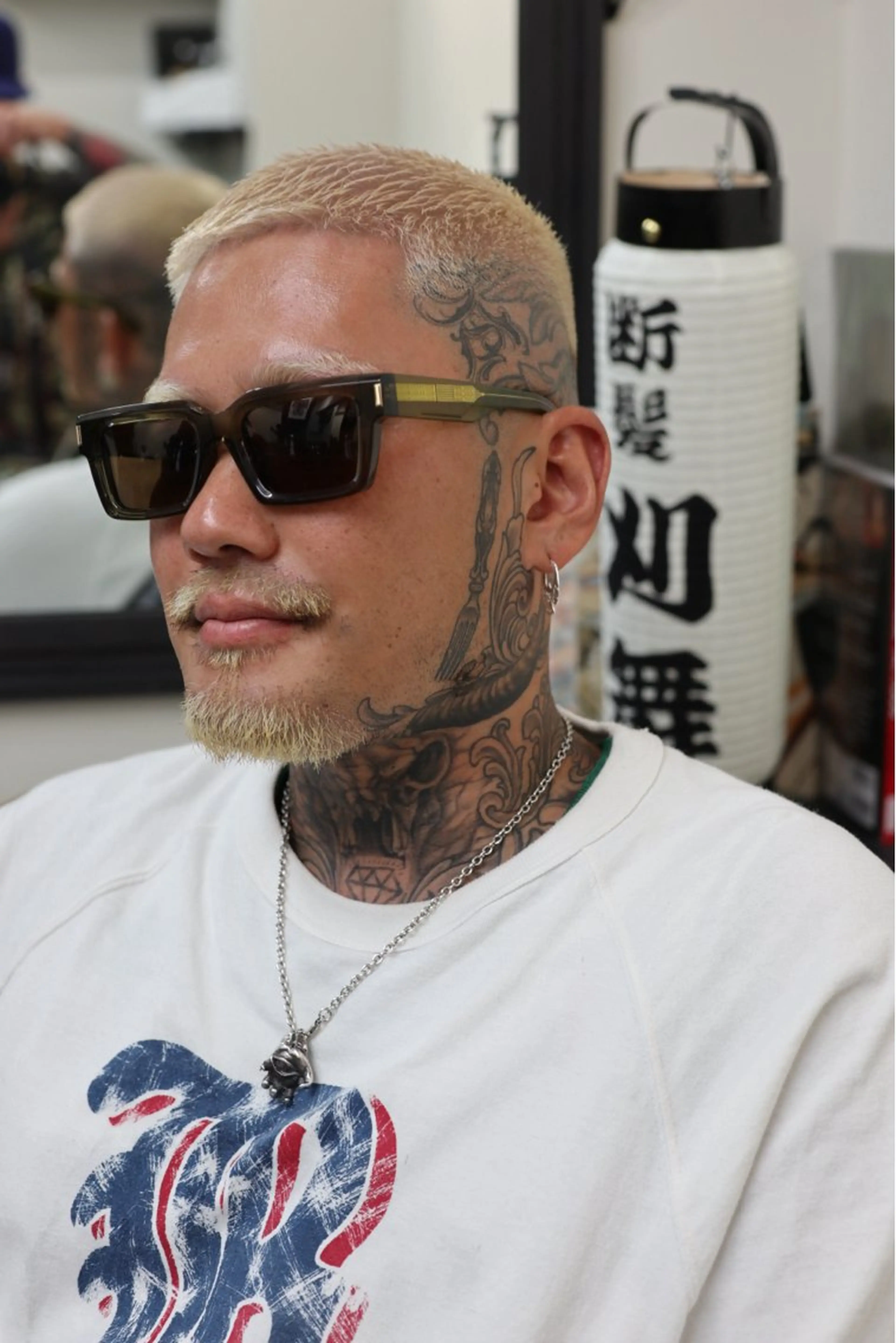 カラー メンズ メンズブリーチ フェードカット ブリーチ 断髪刈舞 STAFFのヘアスタイル