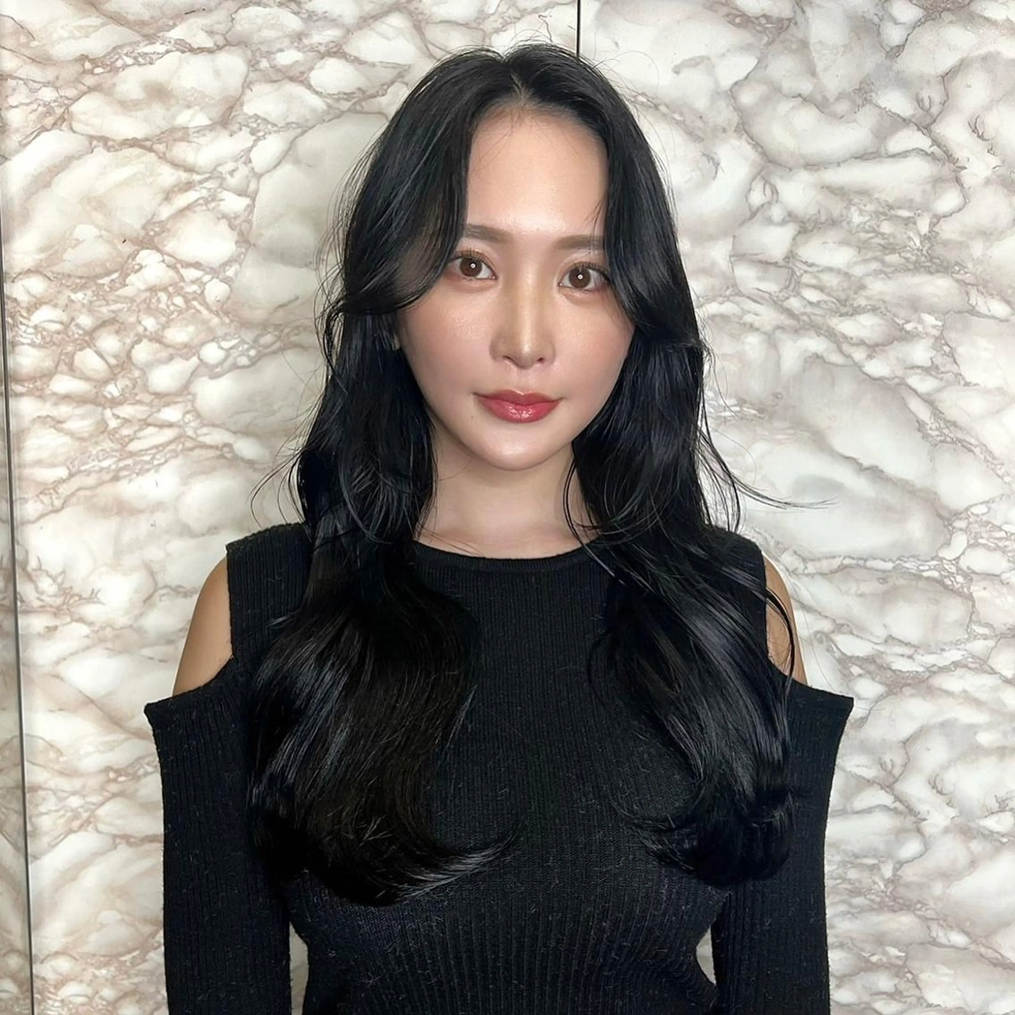 ロング カラー ベージュカラー 黒髪 ブリーチ ブロンド ブルーカラー 🌟小顔レイヤー× 赤み消し透明感カラーのヘアスタイル