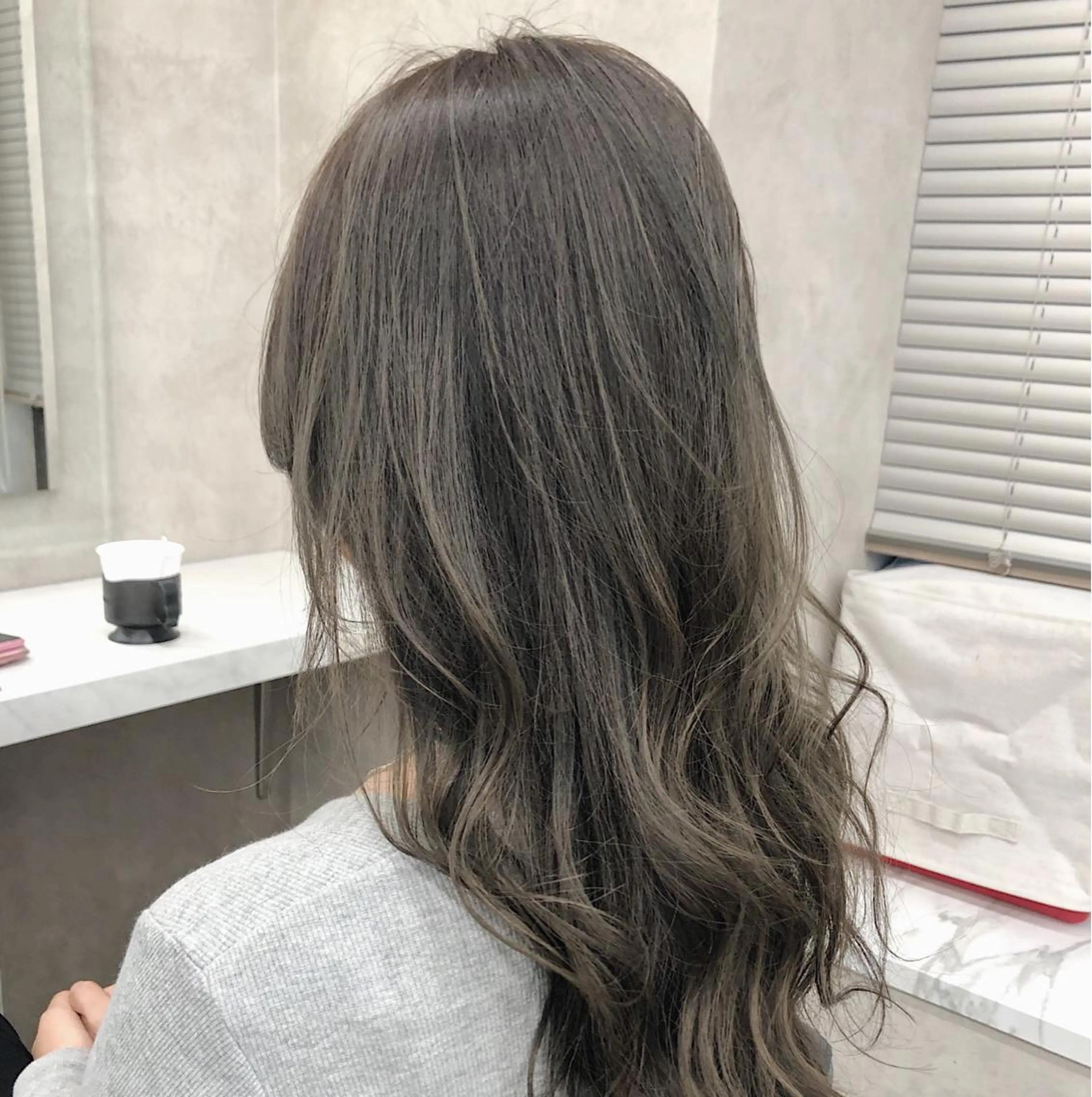 ミディアム カラー ブリーチ ブリーチなしカラー 柔らかbeige モトキのヘアスタイル