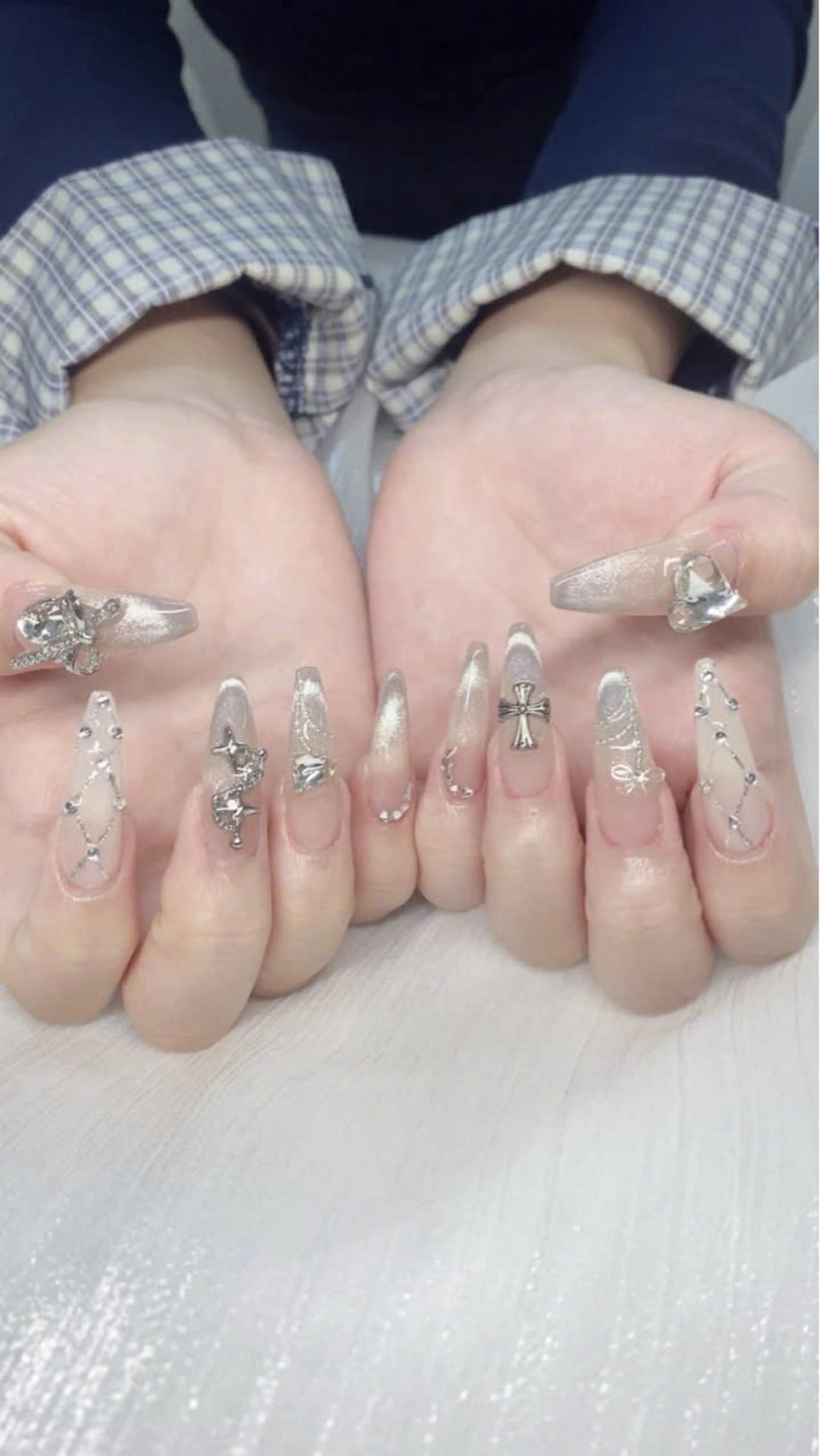 ネイル フレンチネイル グラデーション キラキラネイル 韓国ネイル マグネットネイル ハンドネイル ハンドケア Hara Nail 【パラジェル使用】のネイルデザイン