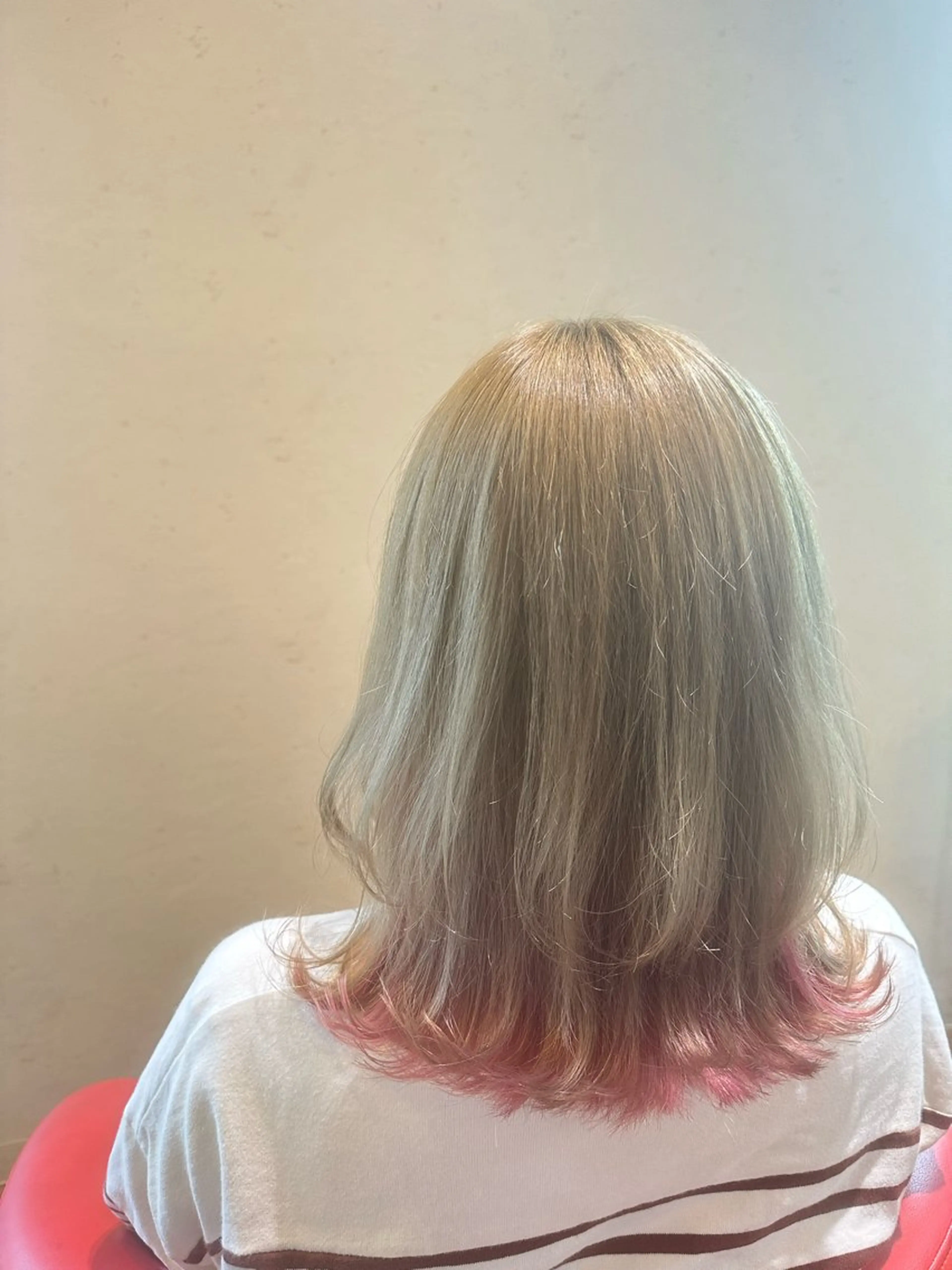 ミディアム カラー フカサワ シホのヘアスタイル