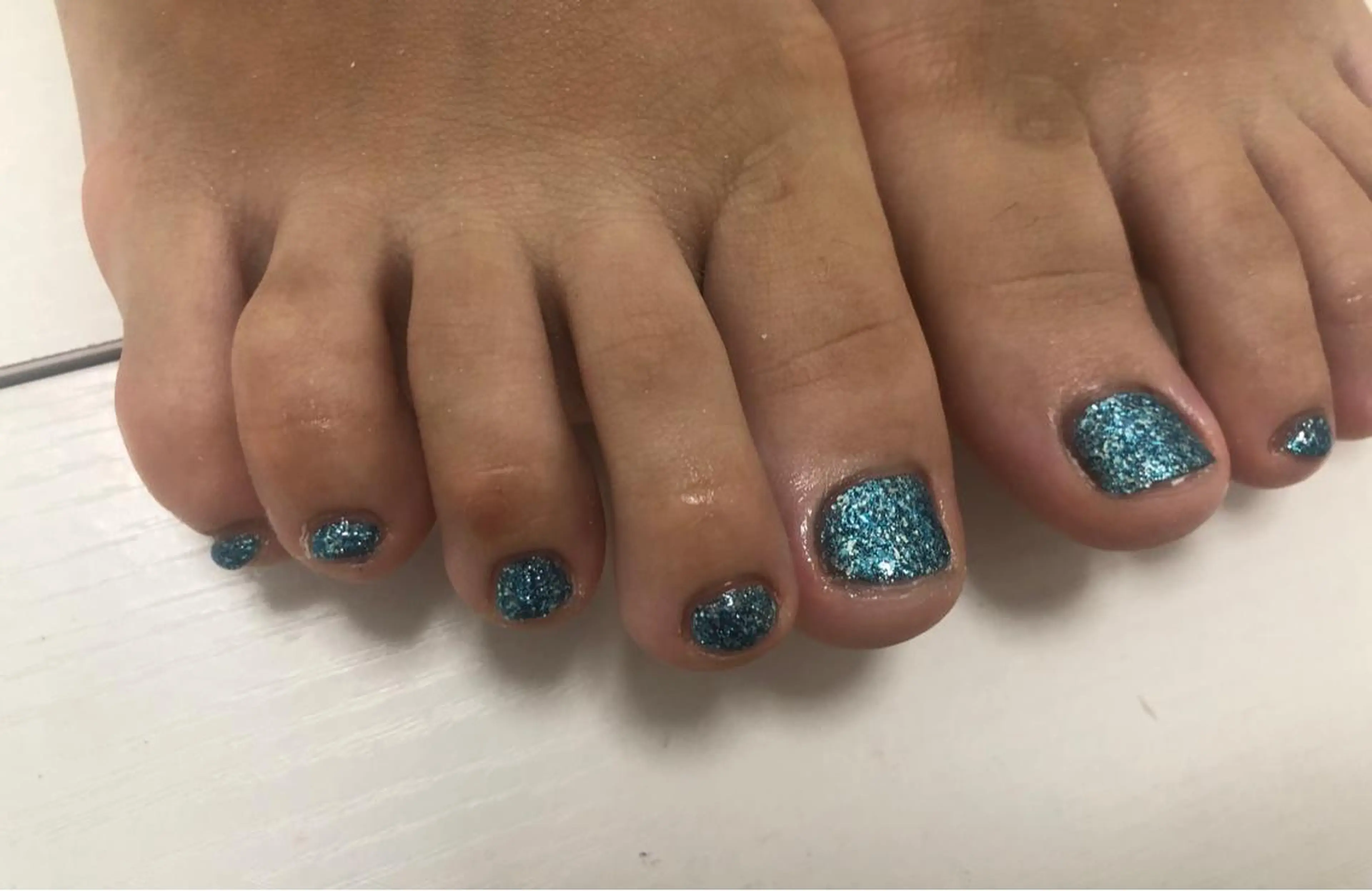 ネイル ラメ(グリッター) フットネイル mogunail &blowのネイルデザイン