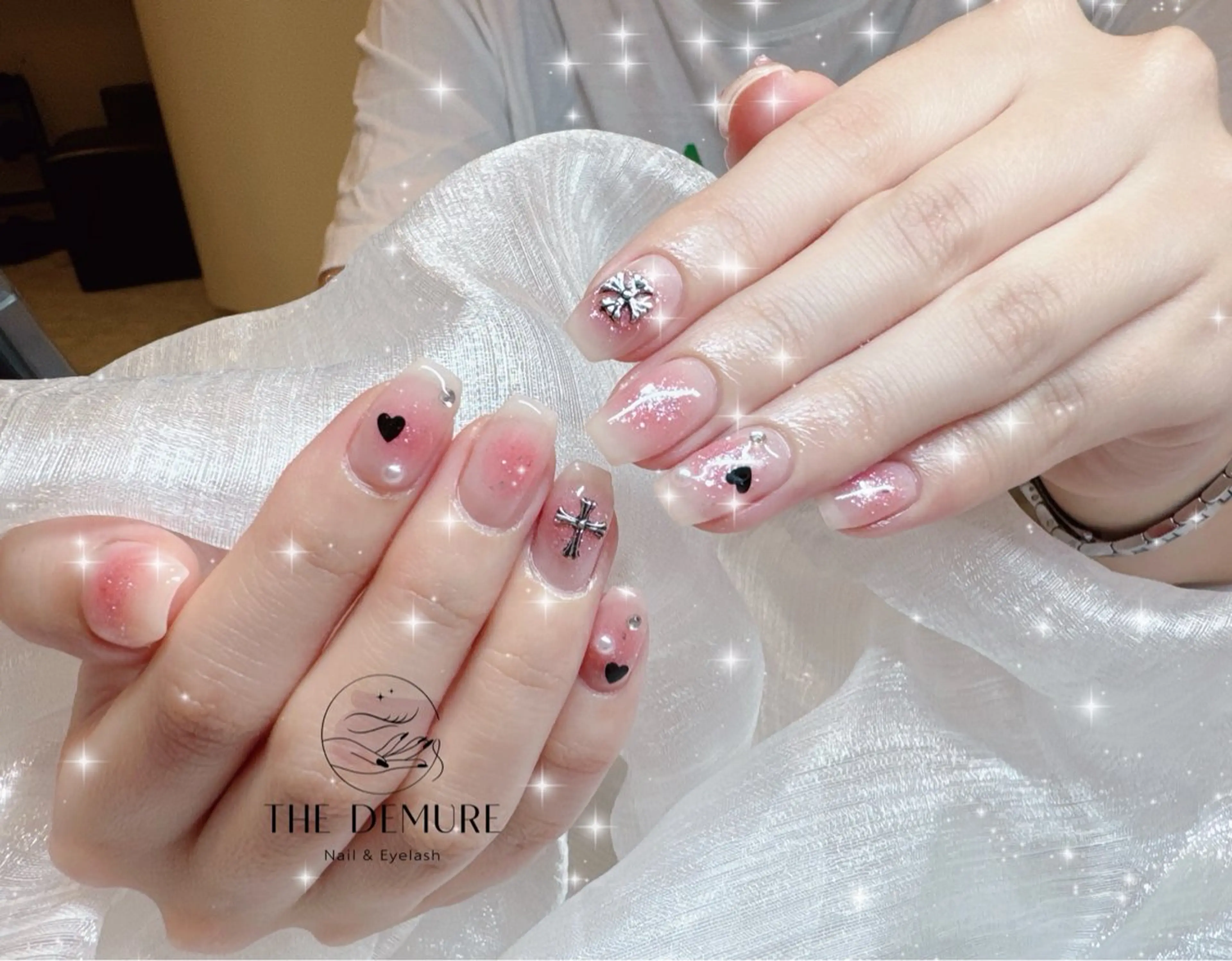 ネイル アートネイル チークネイル キラキラネイル 韓国ネイル 水色 ハンドネイル ハンドケア NailDemure 【銀座店】のネイルデザイン