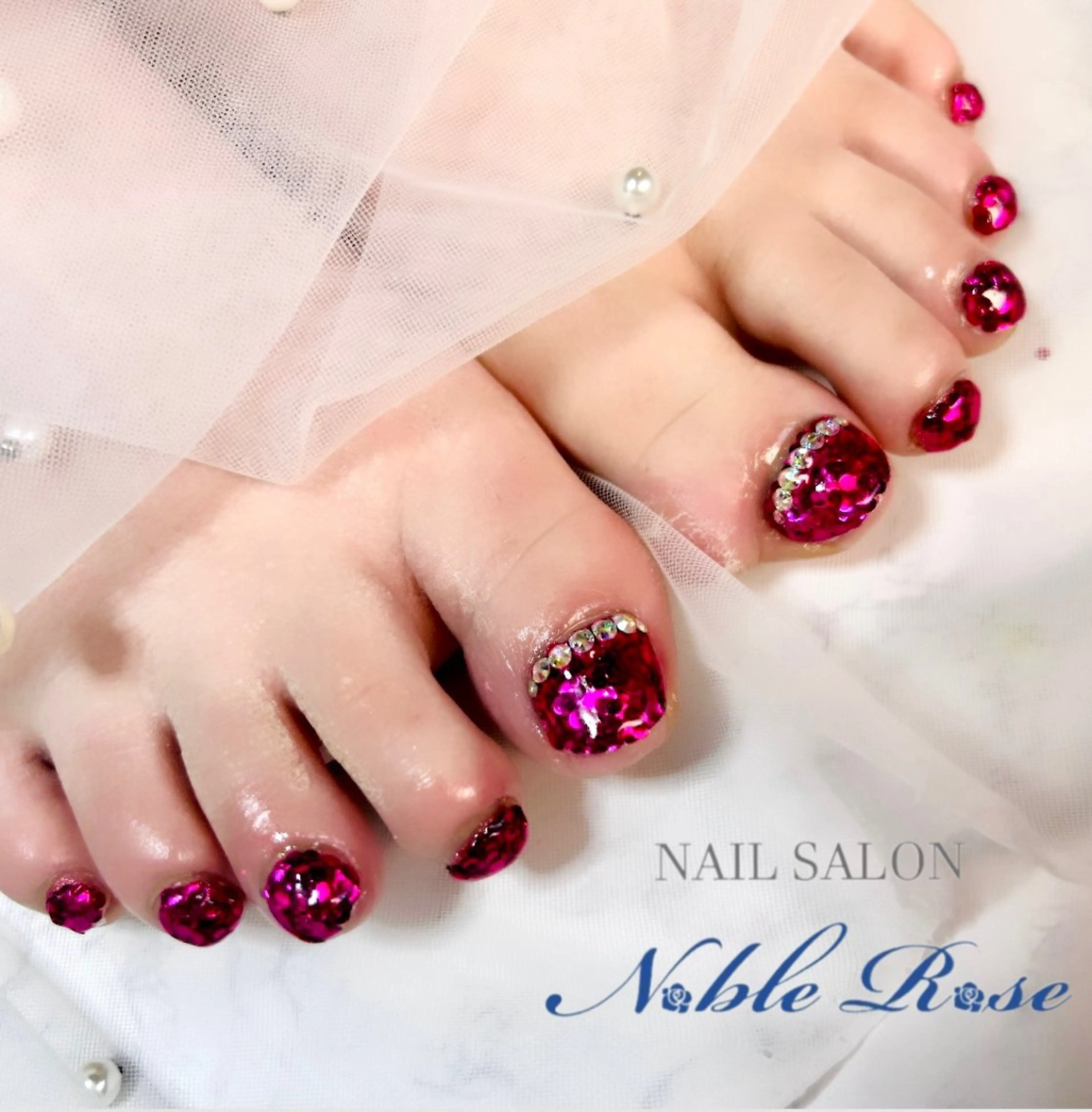 ネイル キラキラネイル フットネイル Noble Rose🥀のネイルデザイン