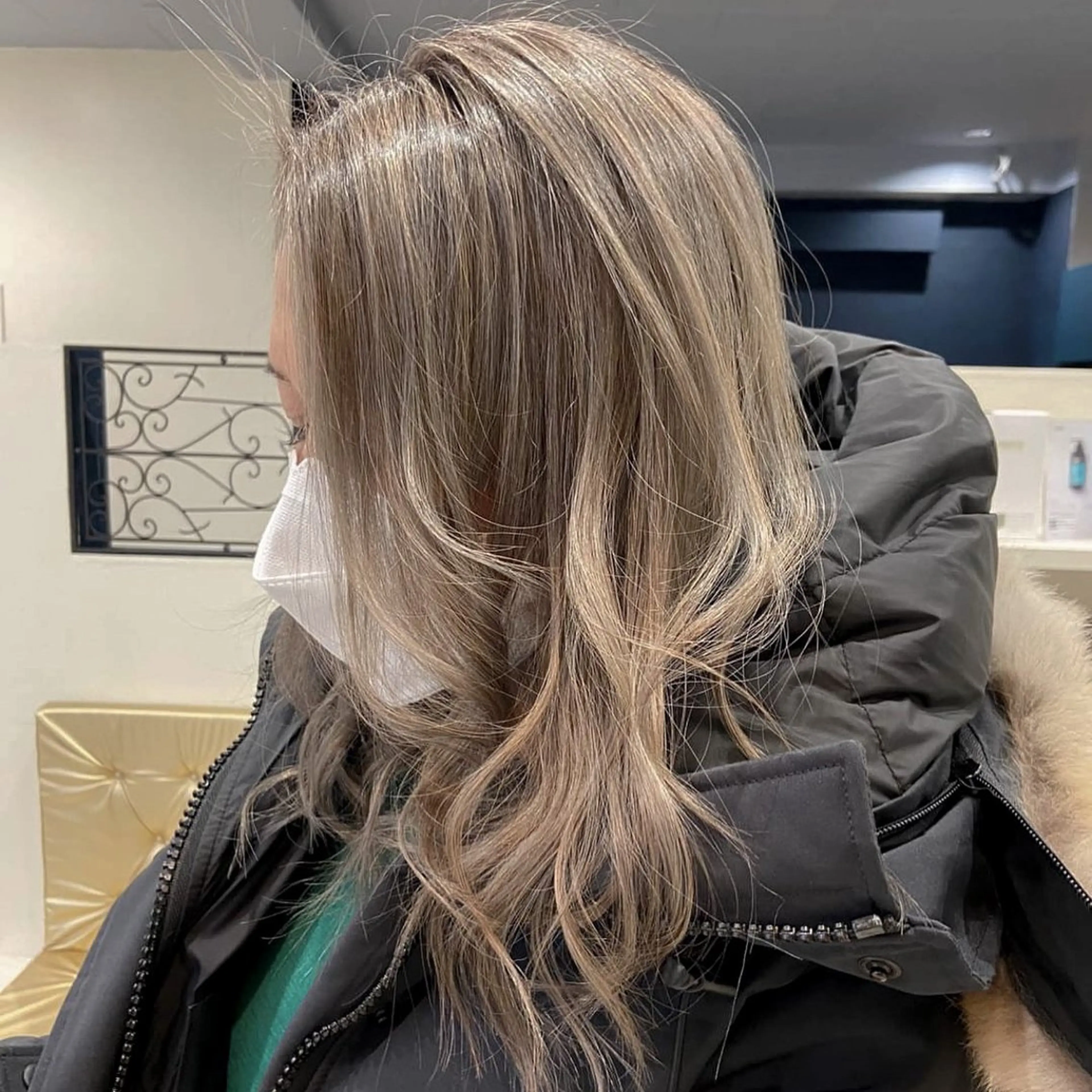 ロング カラー グレージュ ハイライトカラー ミルクティーグレージュ ハイライト ワタナベ リリコのヘアスタイル