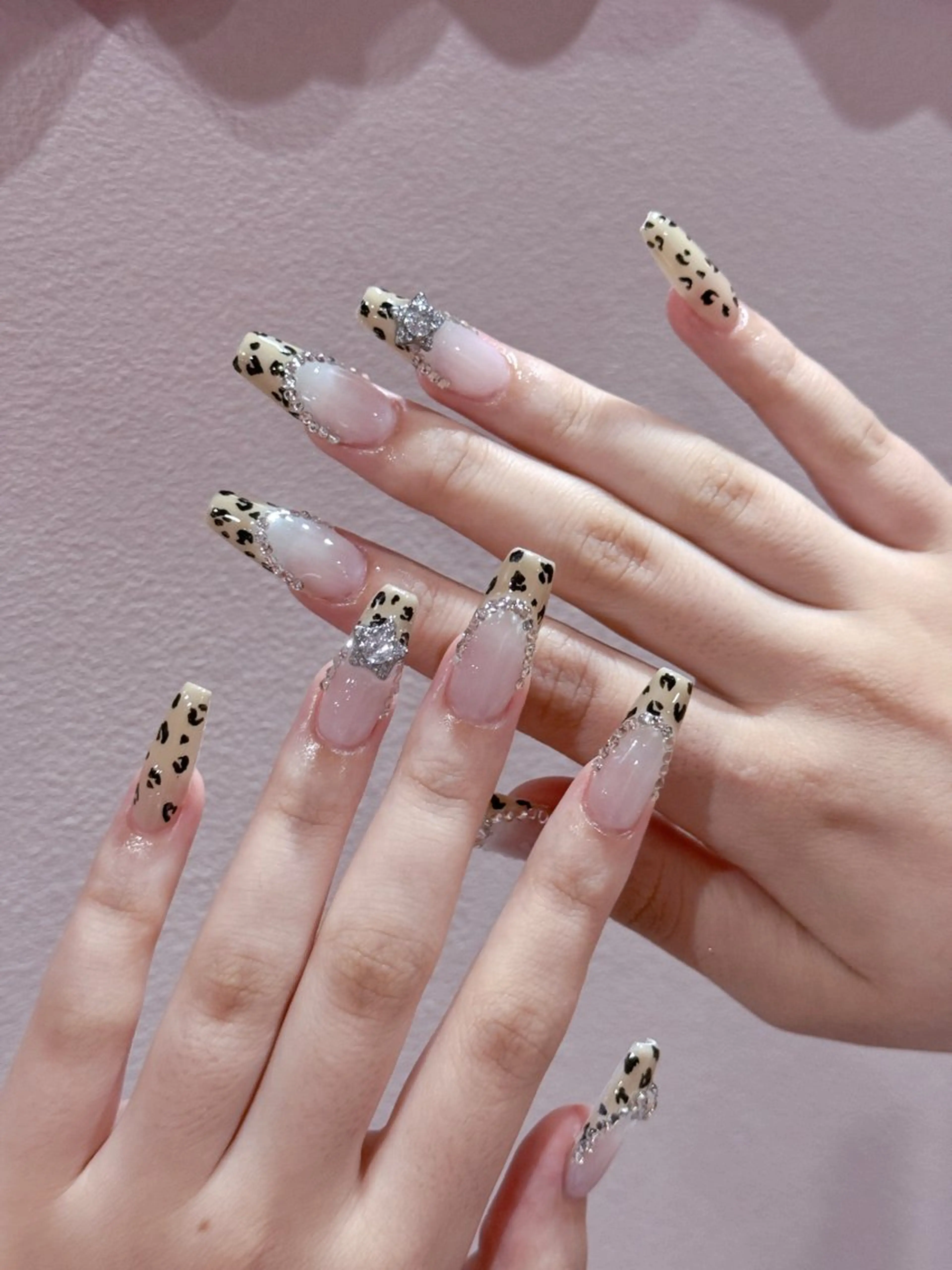 ネイル アニマル柄 クリアネイル フレンチネイル ゴージャス ロングネイル ハンドネイル ハンドケア DarkHoney 池袋店のネイルデザイン