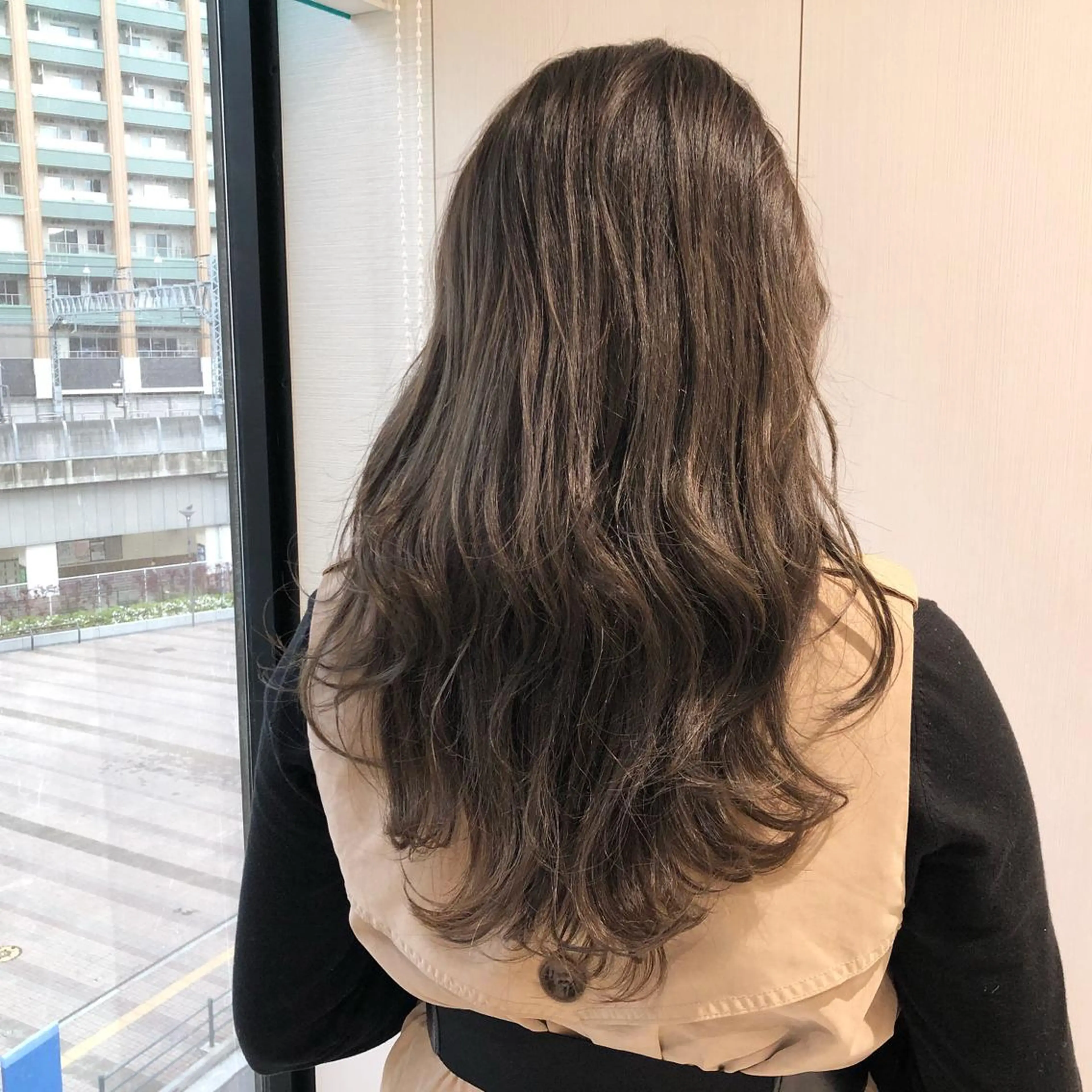 ロング カラー アディクシーカラー アッシュ バレイヤージュ 透明感カラー グラデーションカラー 三鷹で1番ショート ボブをカットする新谷のヘアスタイル