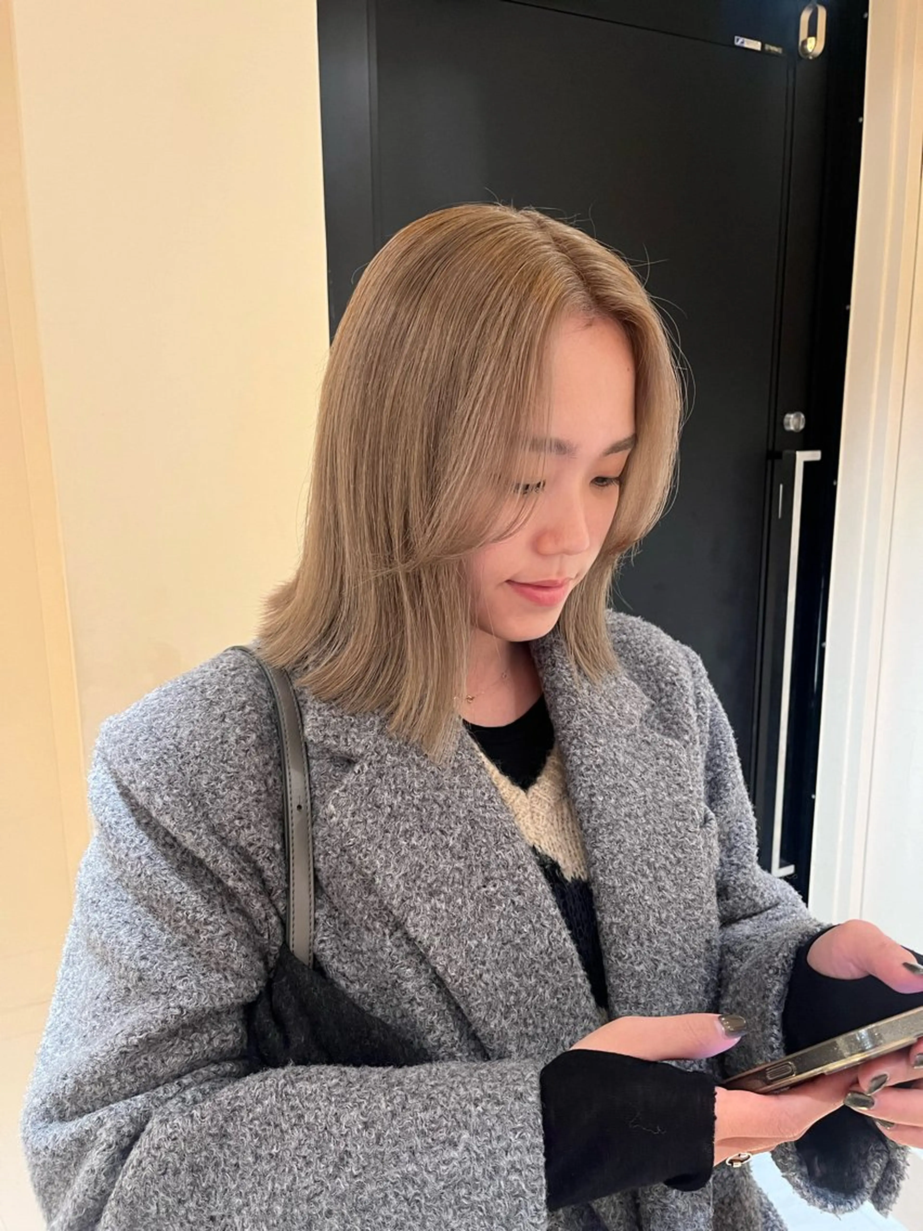 ミディアム カット ヘアカラー トリートメント 淡いハイトーンカラー レイヤーカットゆうかのヘアスタイル