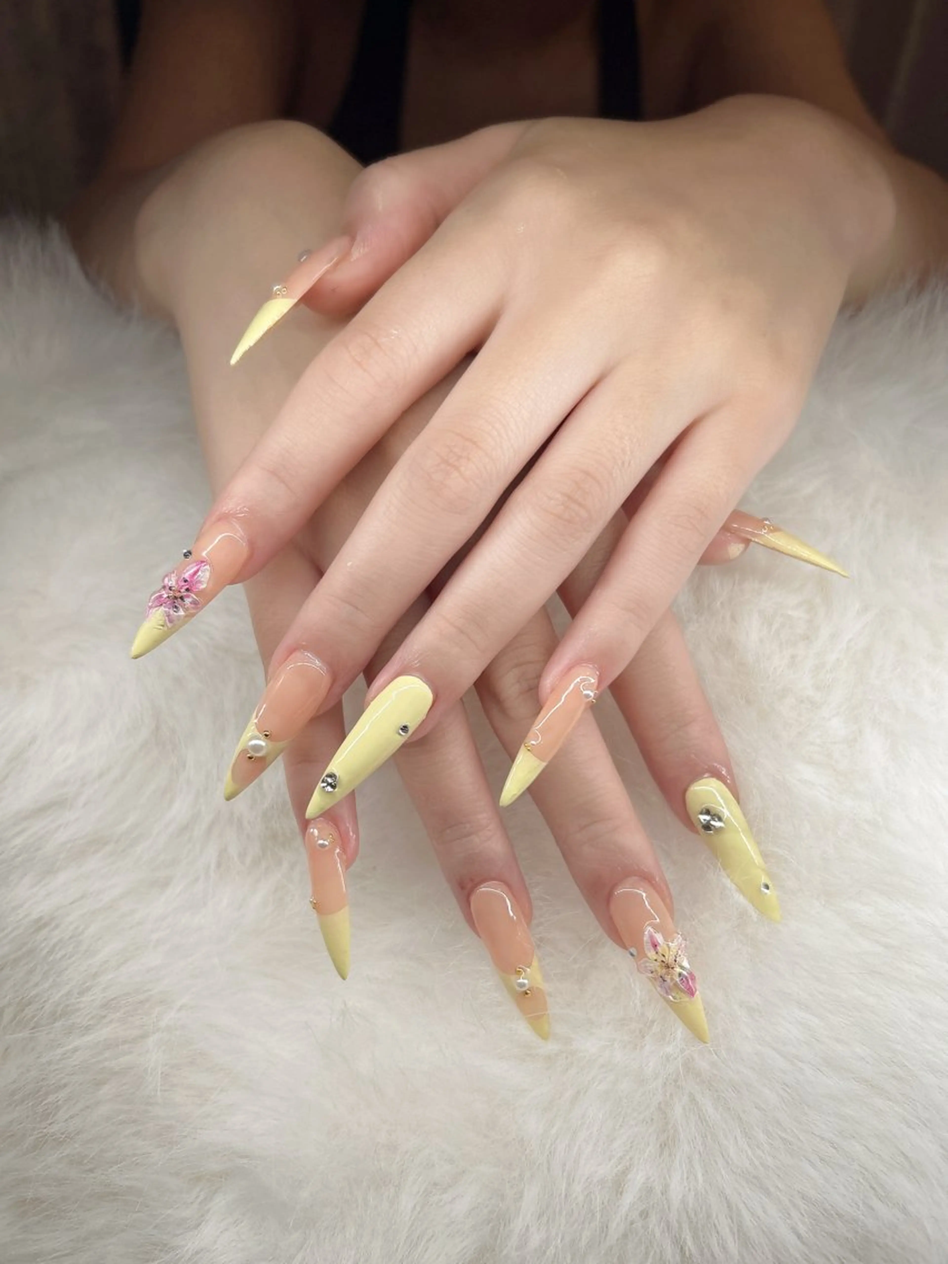 ネイル フレンチネイル ロングネイル ストーンネイル 黄色 れでぃん nail❤︎のネイルデザイン