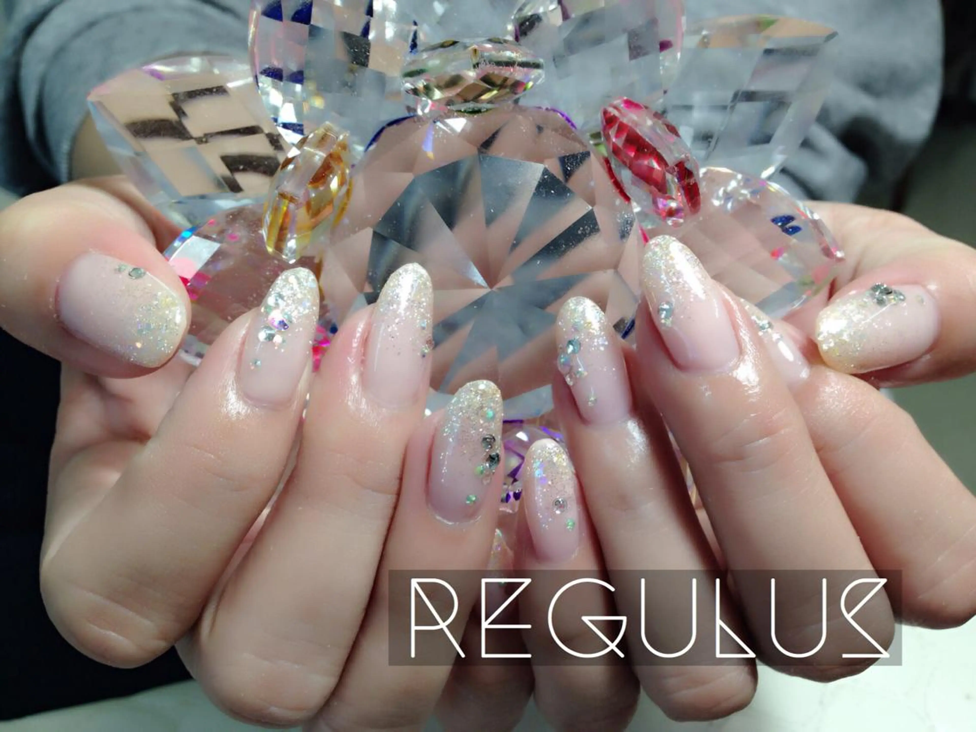 ネイル グラデーション ラメ(グリッター) ラメグラデーション ストーンネイル Regulus 西川のネイルデザイン