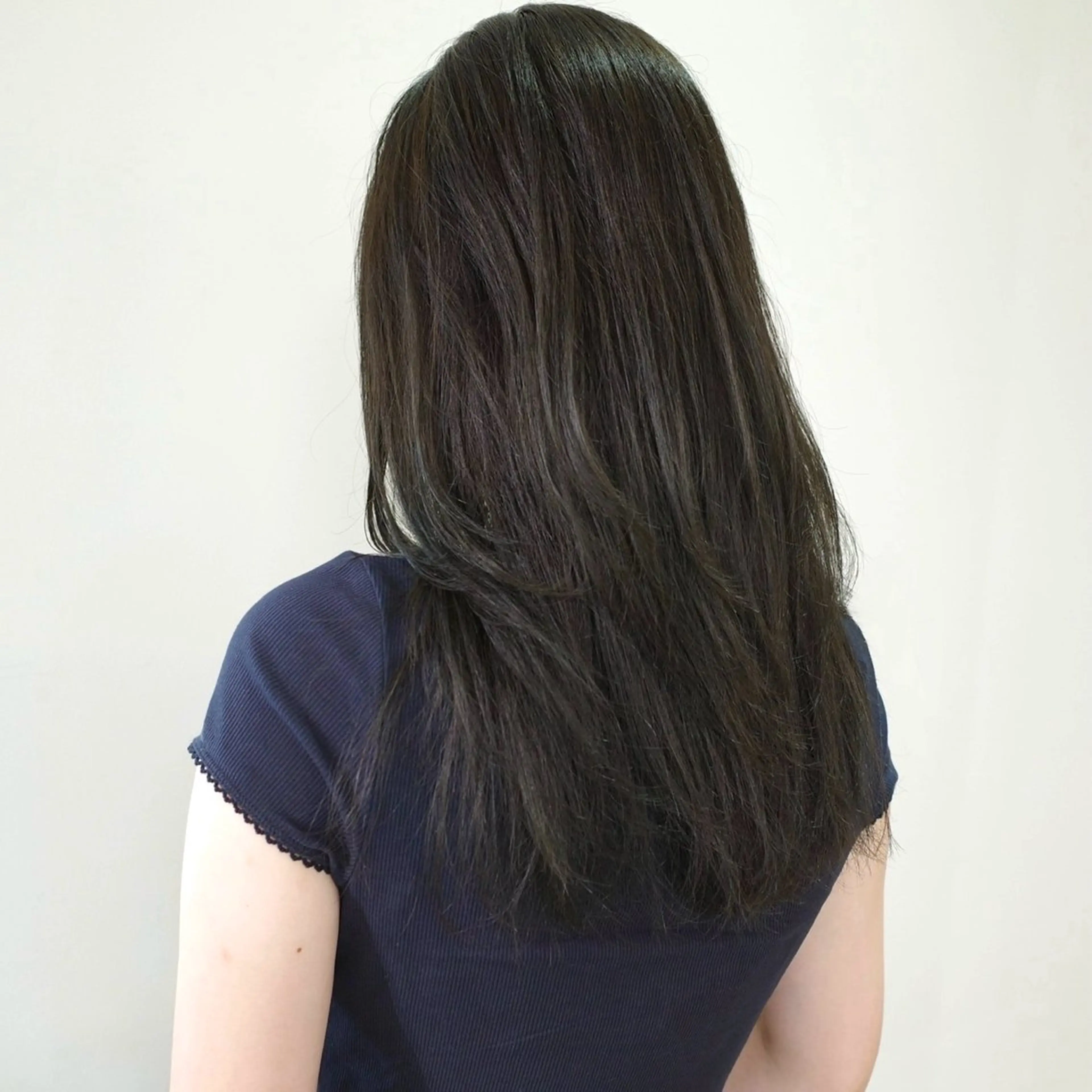 セミロング カラー 透明感カラー グレージュ オリーブグレージュ オリーブグレー 顔まわりレイヤー カット ヘアカラー トリートメント nonoka オリーブ/レイヤーのヘアスタイル