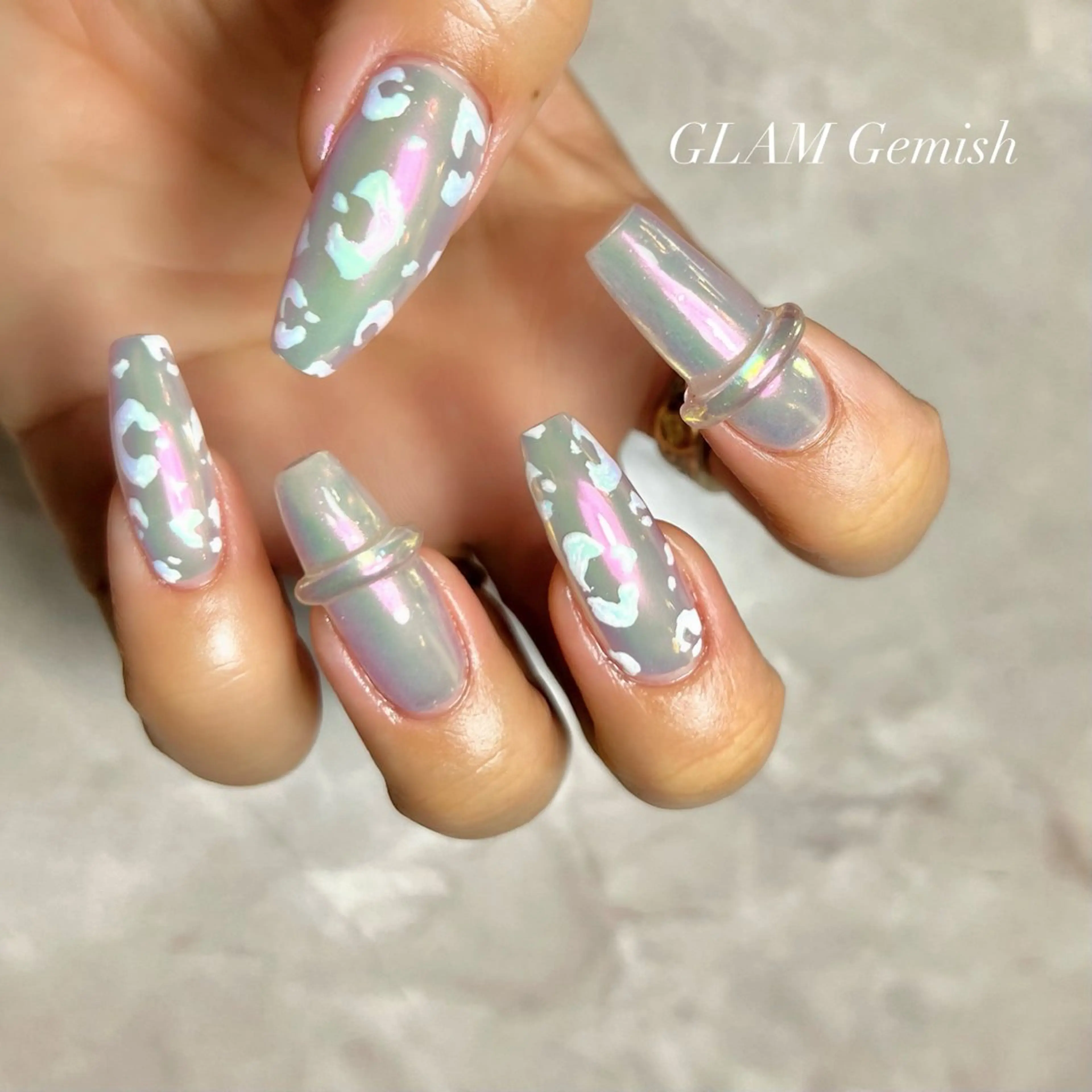 ネイル アニマル柄 オーロラネイル 藤崎 恵梨香のネイルデザイン