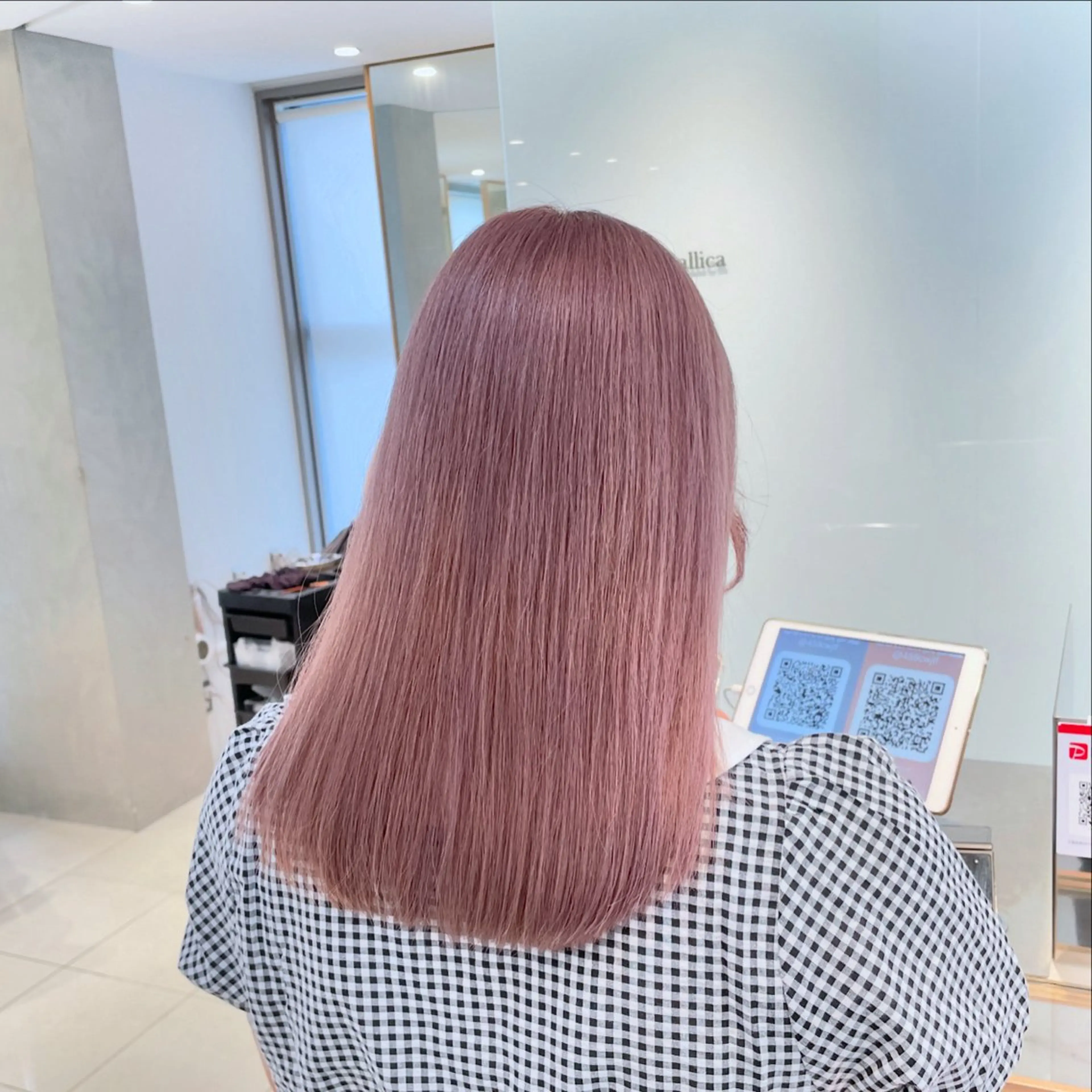 セミロング カラー ヘアアレンジ ベージュカラー ブリーチ ミルクティーベージュ 縮毛矯正 ヘアカラー トリートメント ヘッドスパ ヘアセット 艶髪✨寒色カラー✨ 翁長孝輔のヘアスタイル