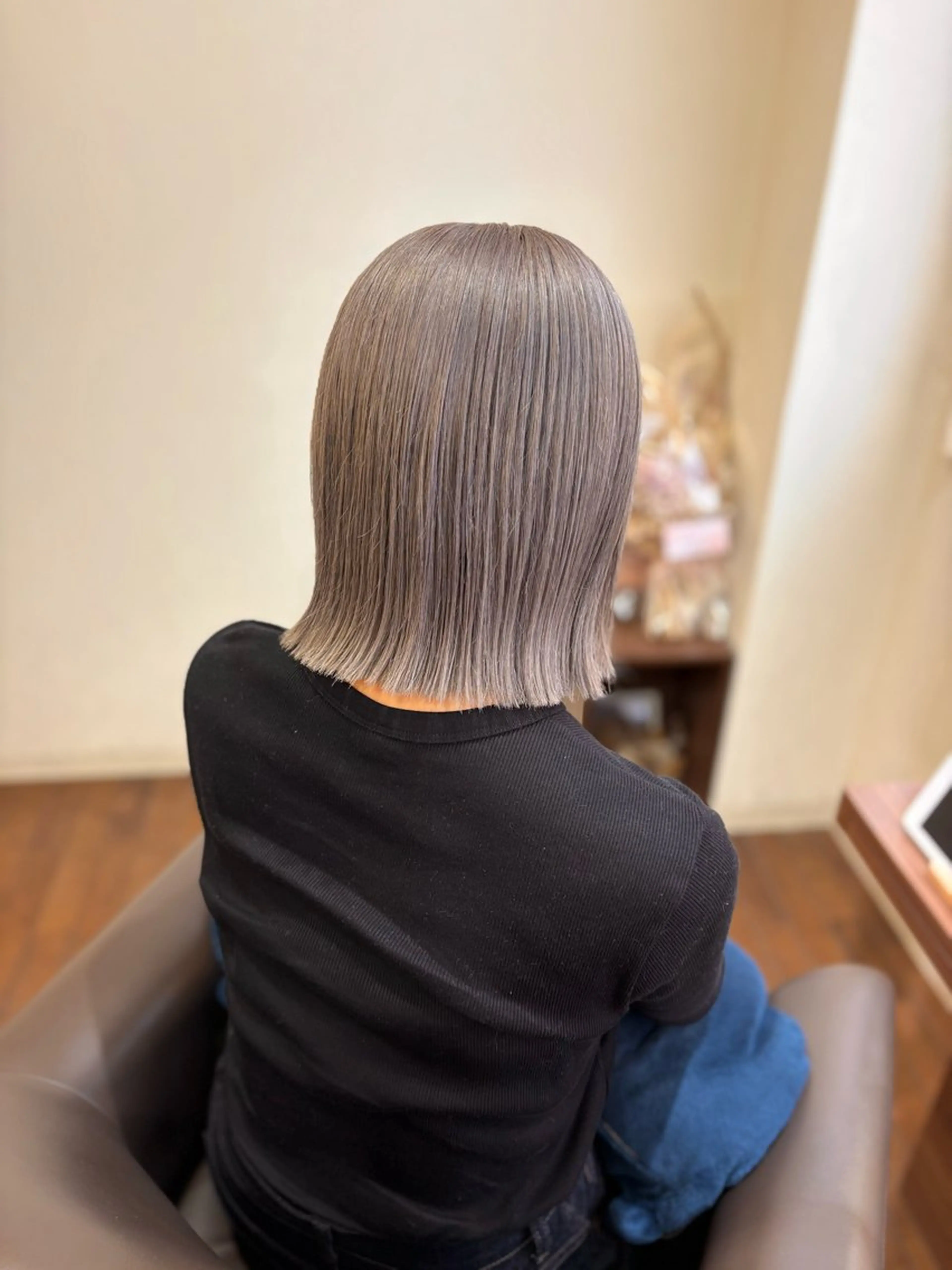 ミディアム カラー グレージュ 栗本 栞のヘアスタイル