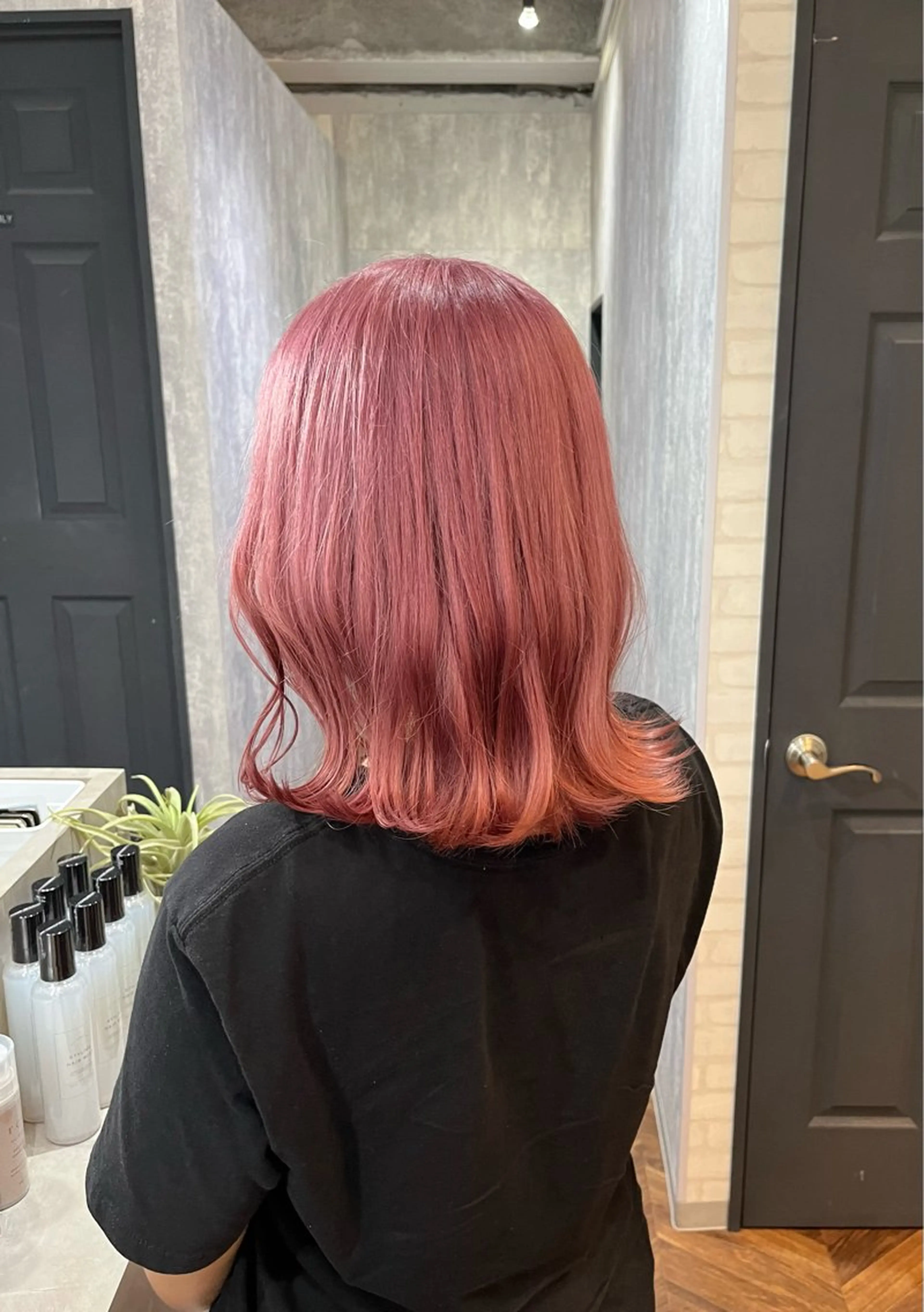 ミディアム カラー ブリーチ ピンクカラー ホワイトピンク カット ヘアカラー トリートメント 詩乃🎀ピンク 暖色系🫧レイヤーのヘアスタイル