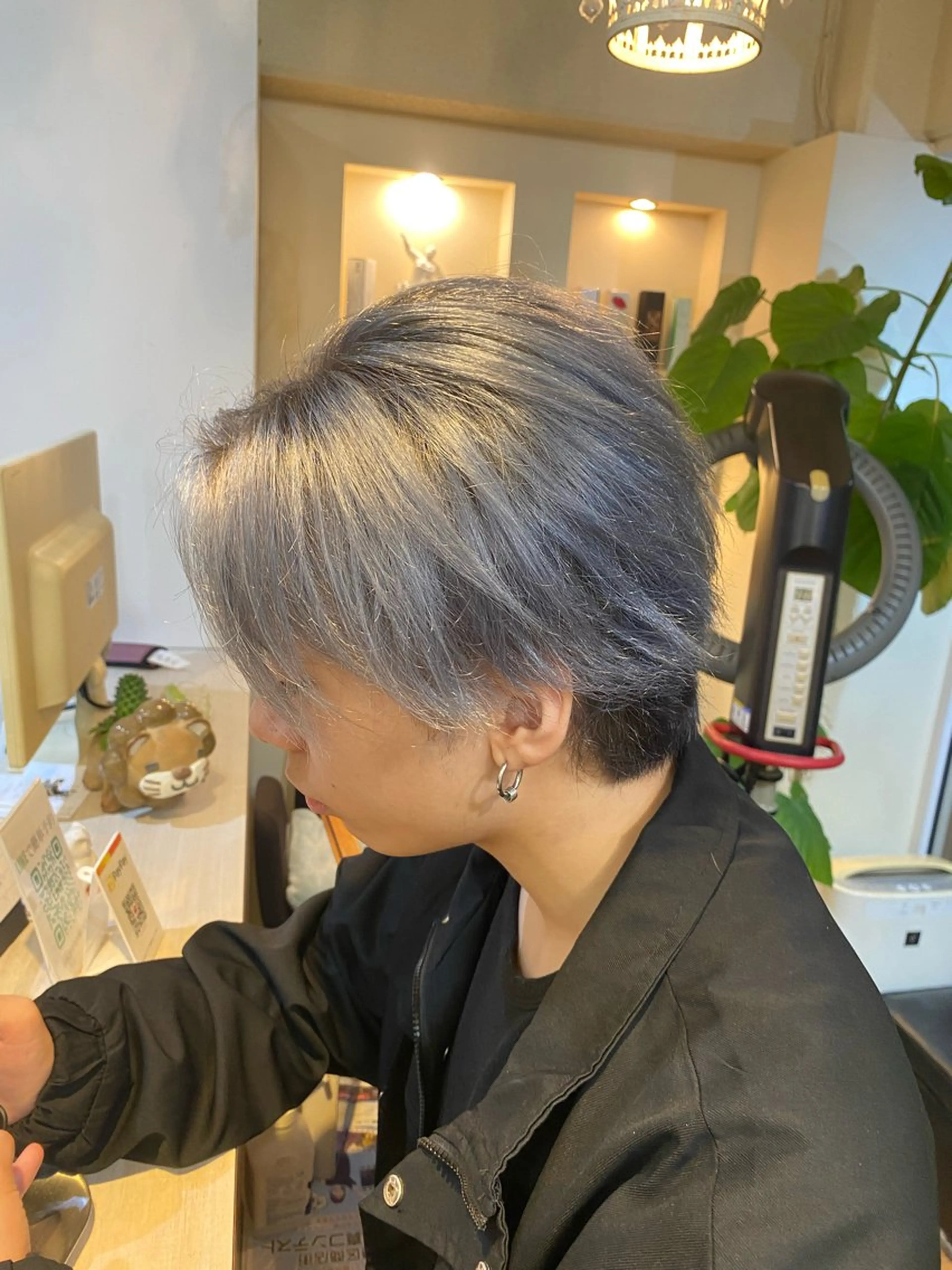 ショート カラー メンズ メンズブリーチ アッシュ ブリーチ カット ヘアカラー トリートメント cachecache白金高輪店所属・白金/髪質改善/ダブ ルカラー/ハイトーンのヘアスタイル