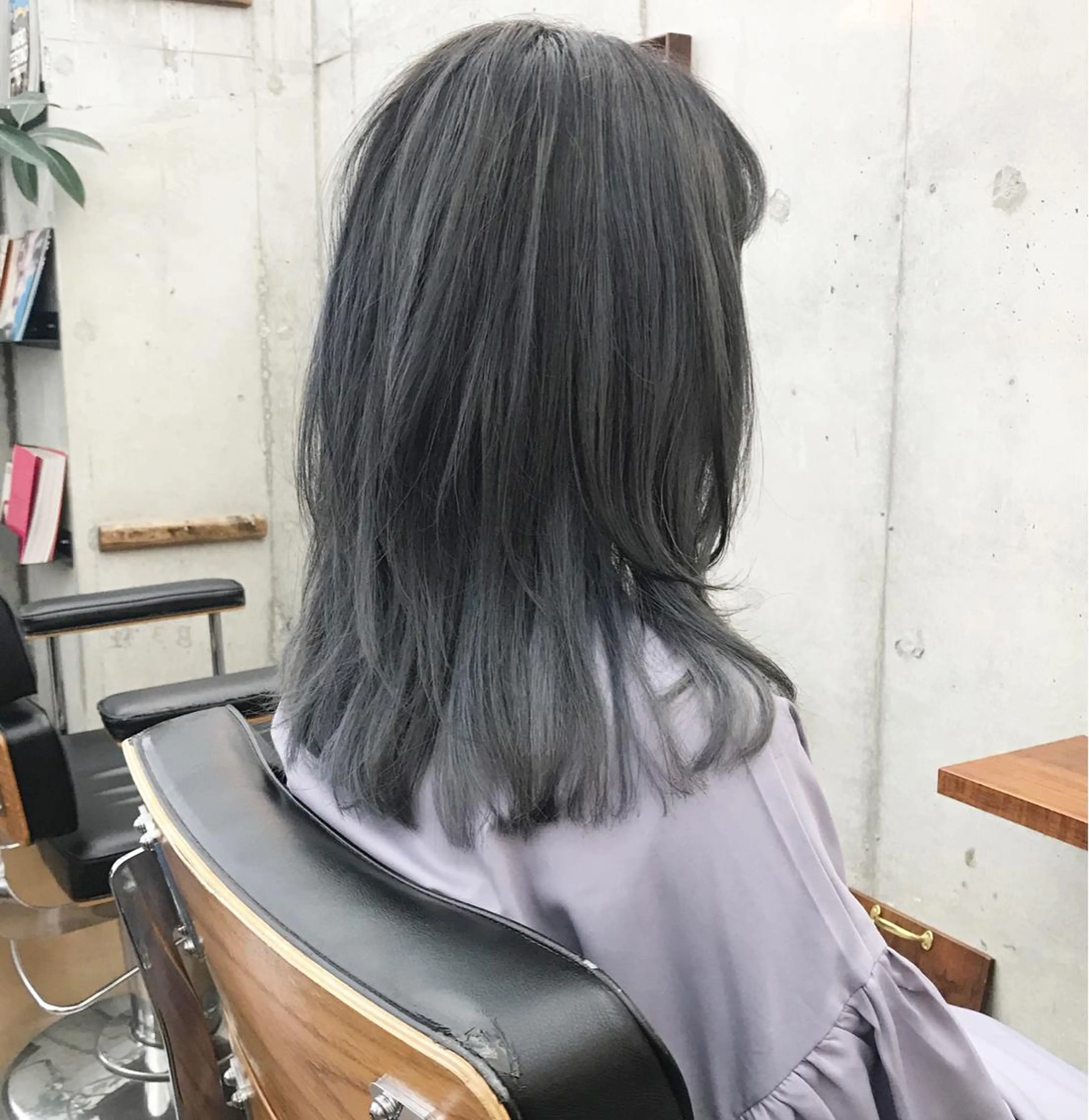 セミロング カラー ブリーチ ブルーカラー ブルーグレー ブルーグレージュ グレージュ ✂︎ウルフ・ショート ✂︎MIKUNIのヘアスタイル