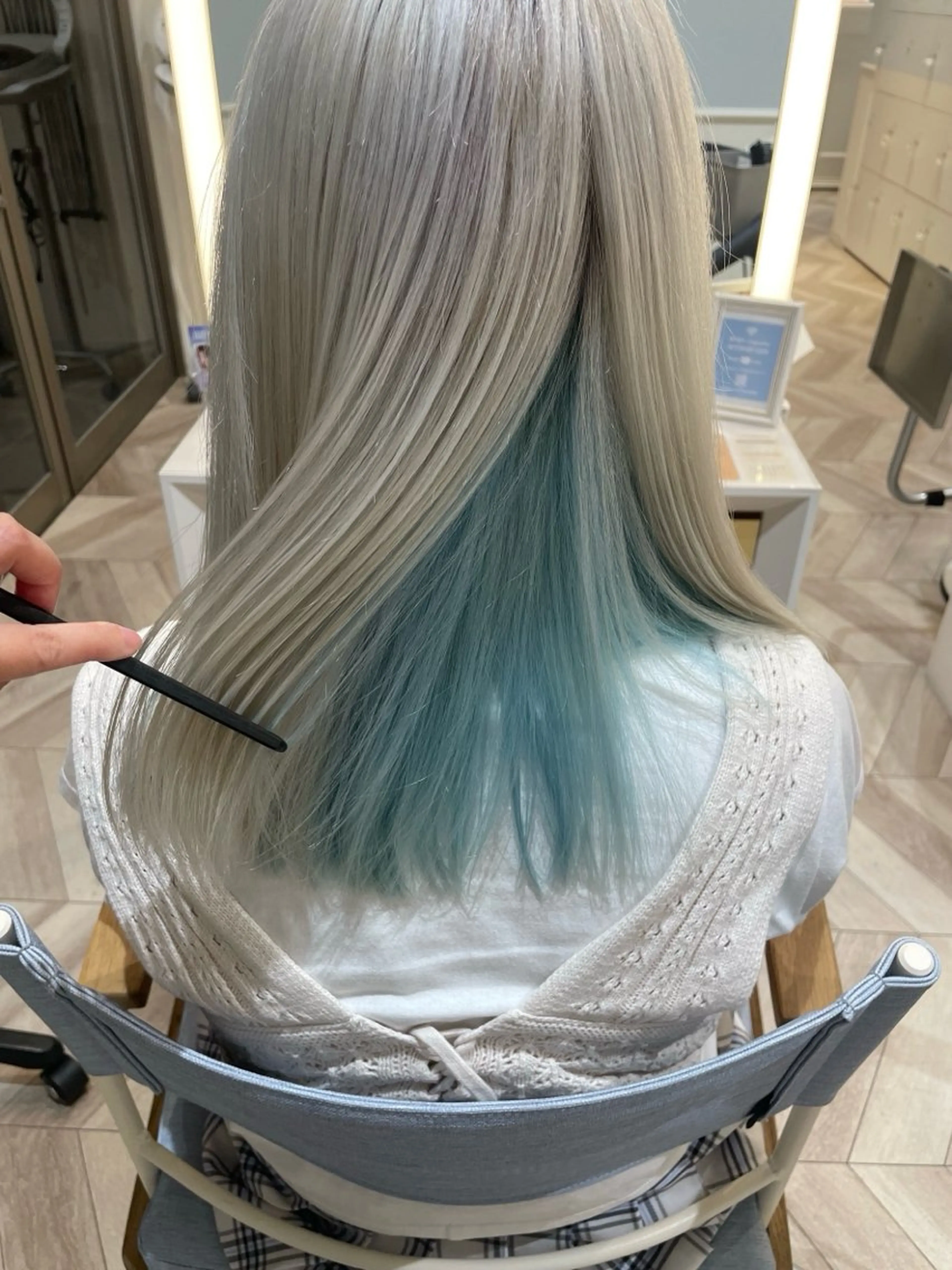 セミロング カラー デザインカラー インナーカラー イルミナカラー/レイ ヤーカット/三好春奈のヘアスタイル