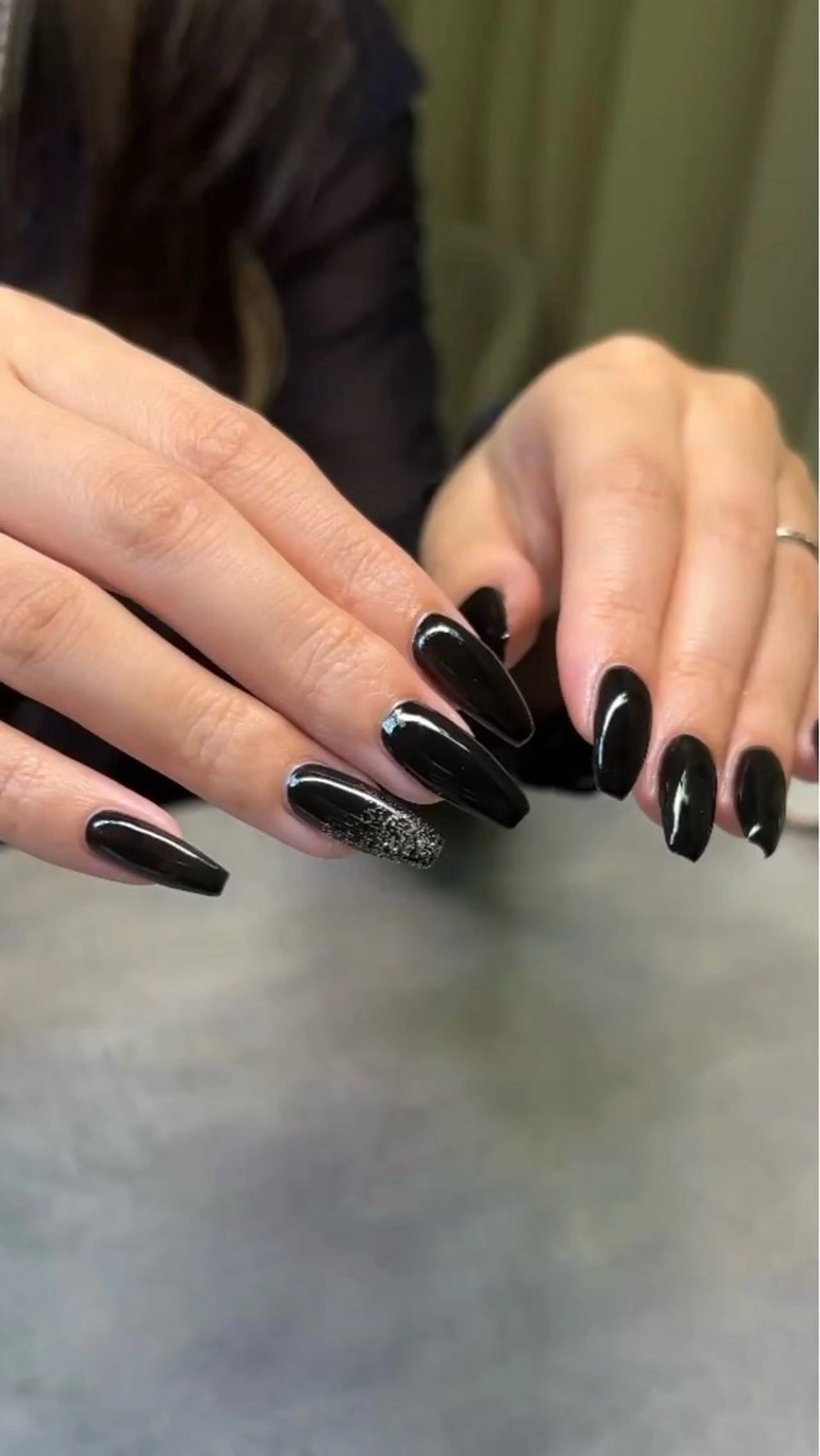 ネイル ラメ(グリッター) ワンカラーネイル シルバー Nüda所属・HARUKA Mのネイルデザイン