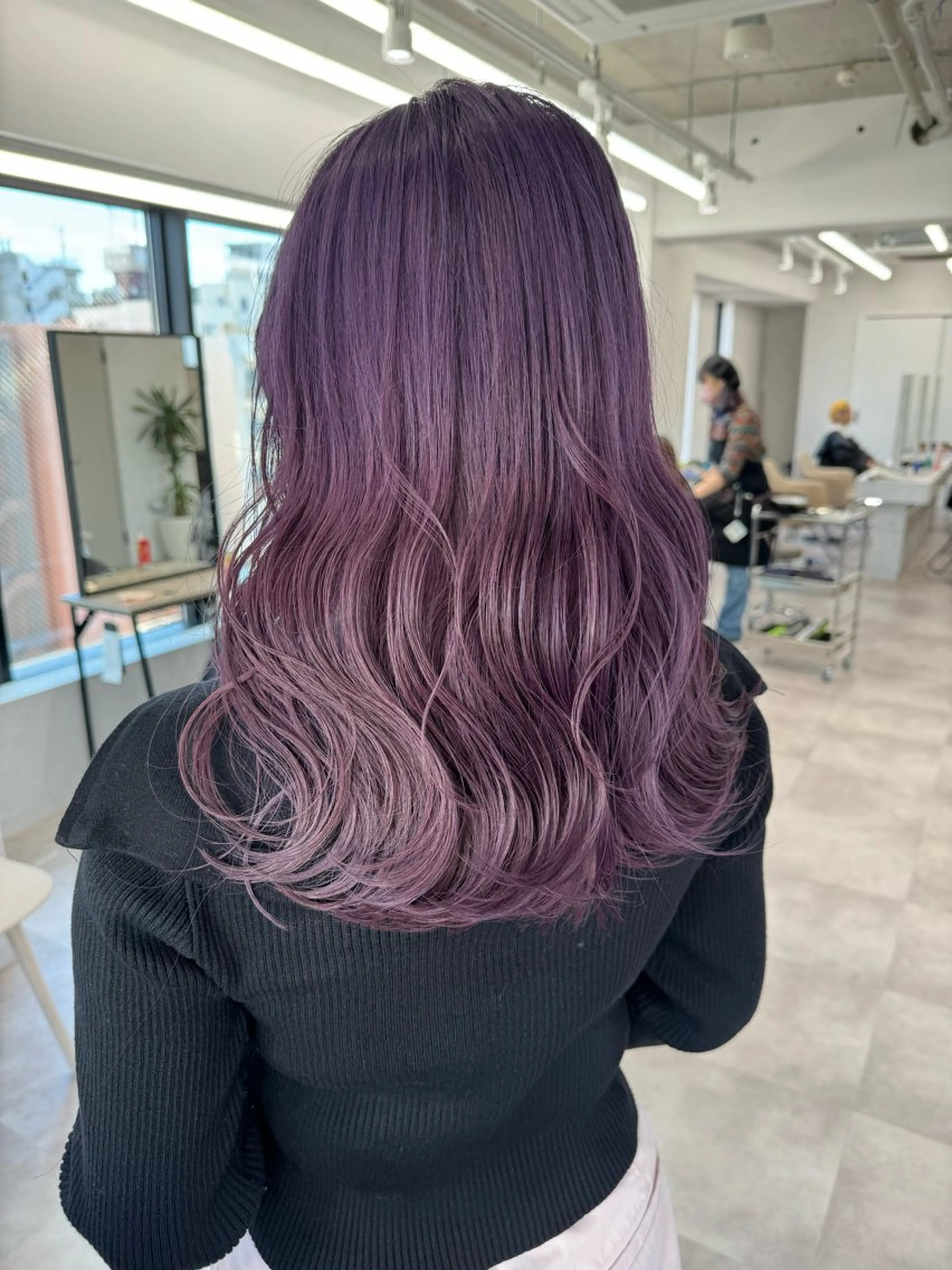 セミロング ハイトーンイヤ リングカラー清水隆央のヘアスタイル