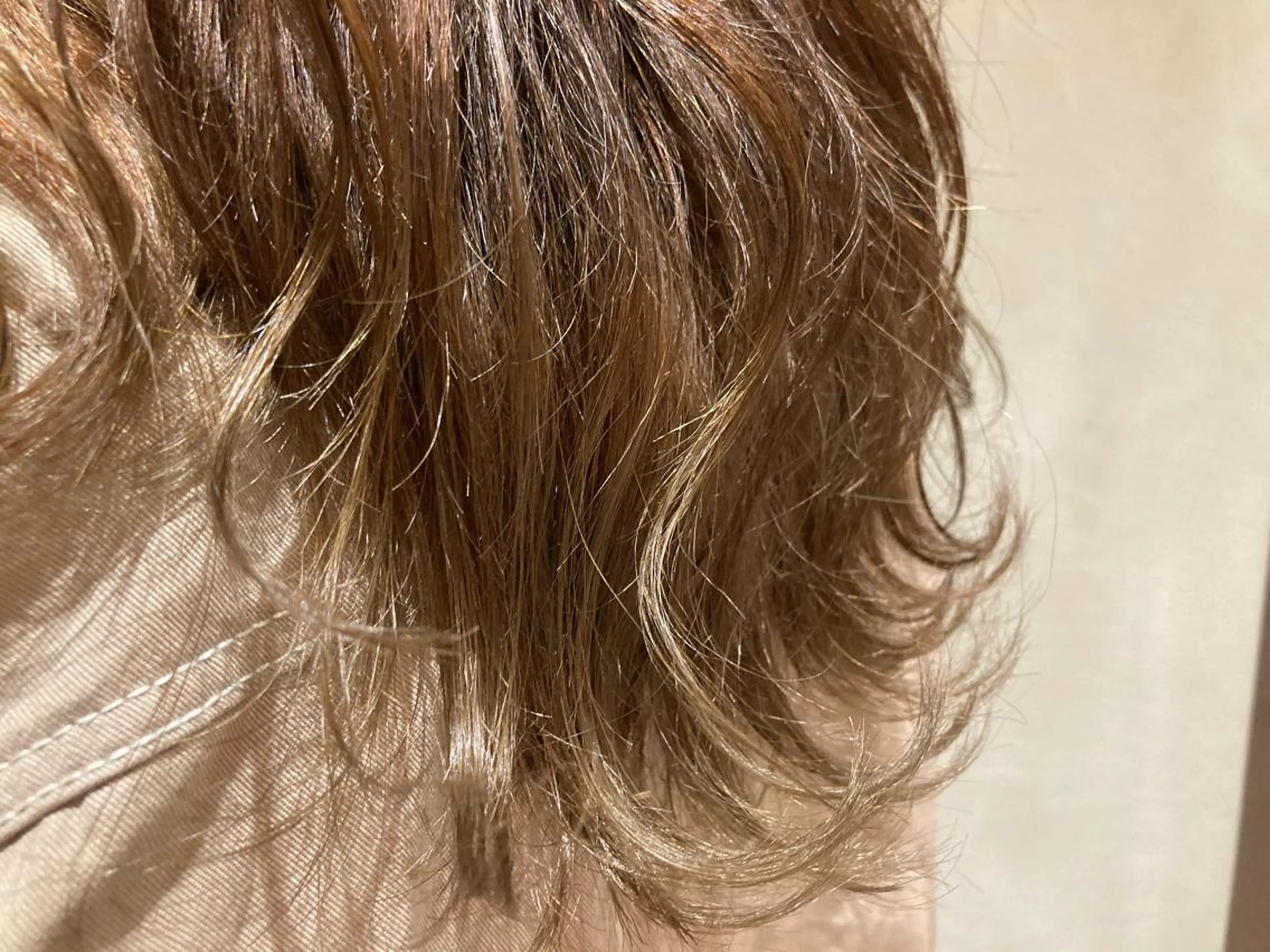 セミロング カラー ベージュカラー ブリーチ フォギーベージュ グラデーションカラー ヘアカラー トリートメント 髪質改善/痛ませ ないカラー/西村航大のヘアスタイル