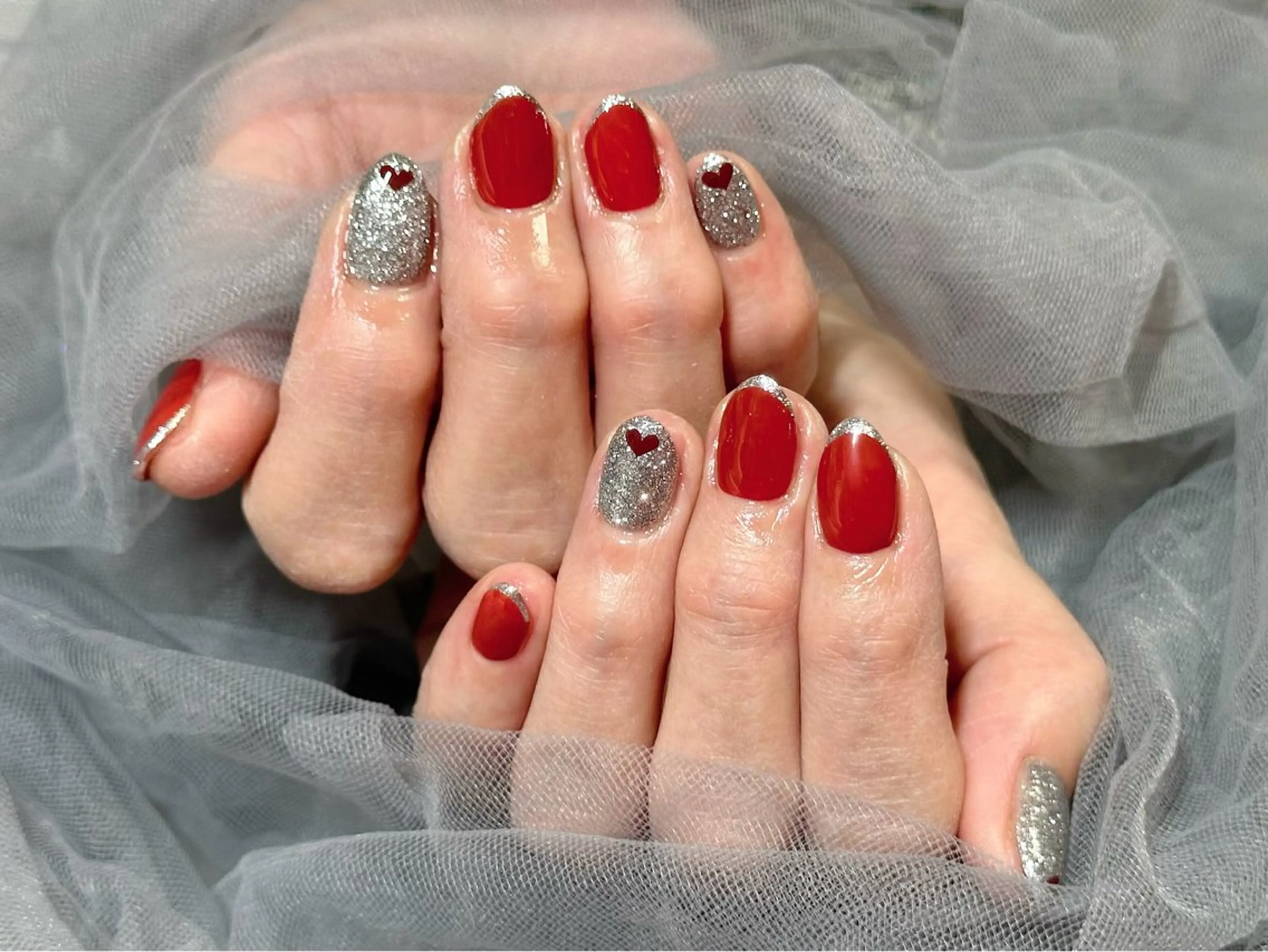 ネイル フレンチネイル ハート ラメ(グリッター) 赤色 シルバー ハンドネイル Nail Salon KURELLYのネイルデザイン