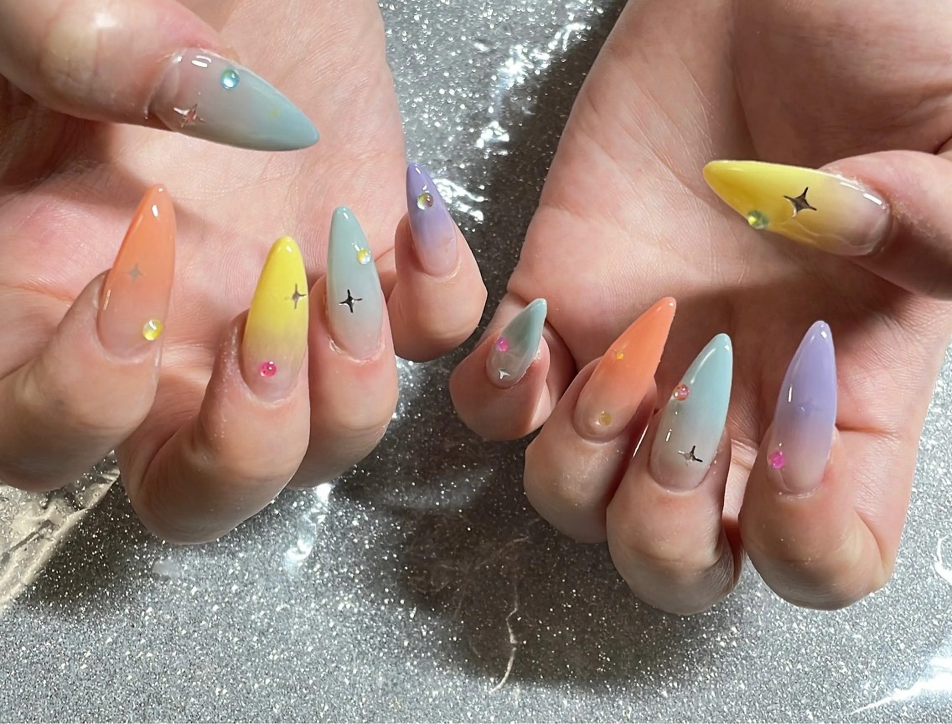 ネイル ハンドネイル VIERU 🌈🎀💖のネイルデザイン