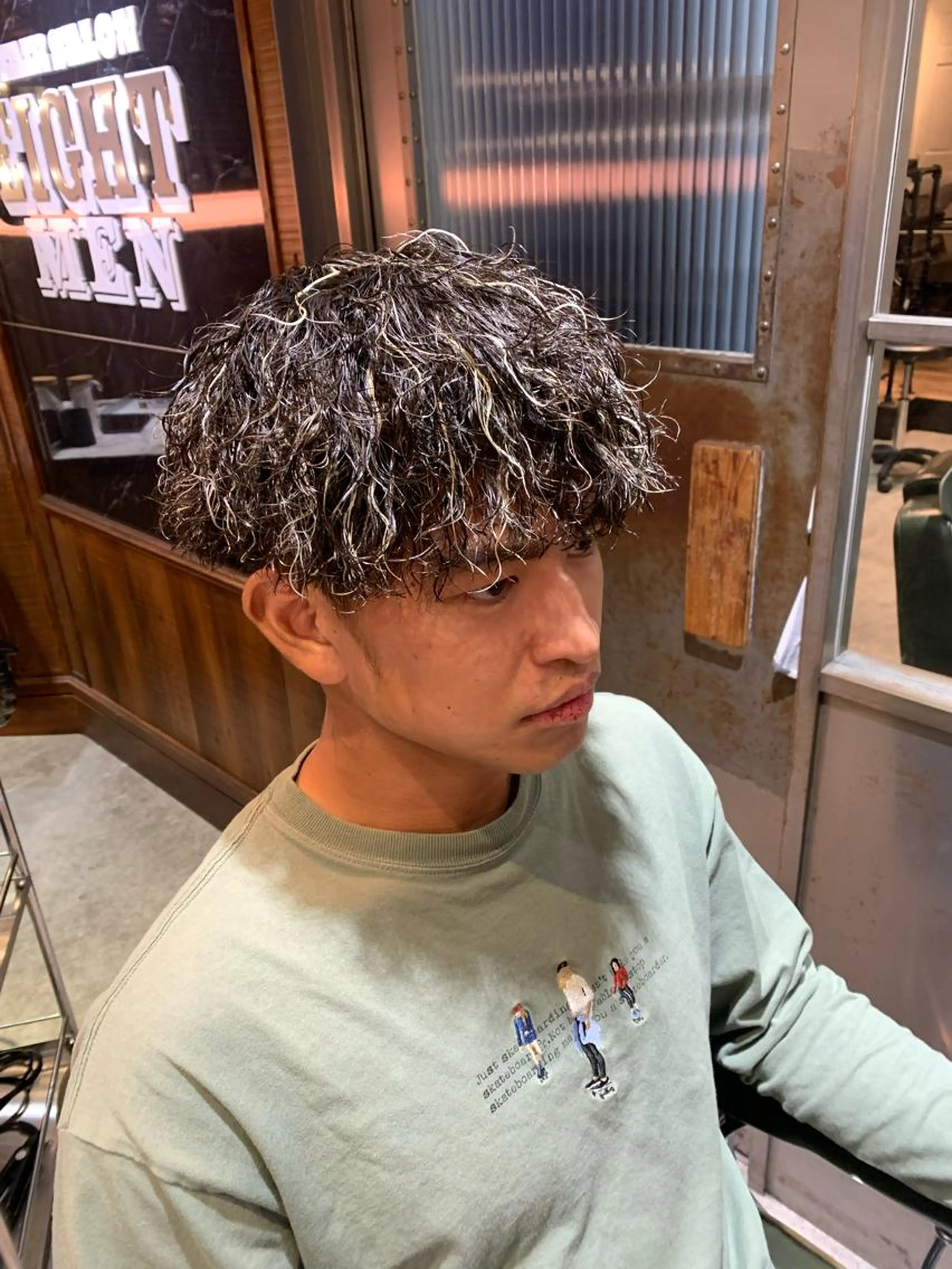 メンズカット＋ハイライト＋ツイストスパイラルパーマ【フェード可能】の写真