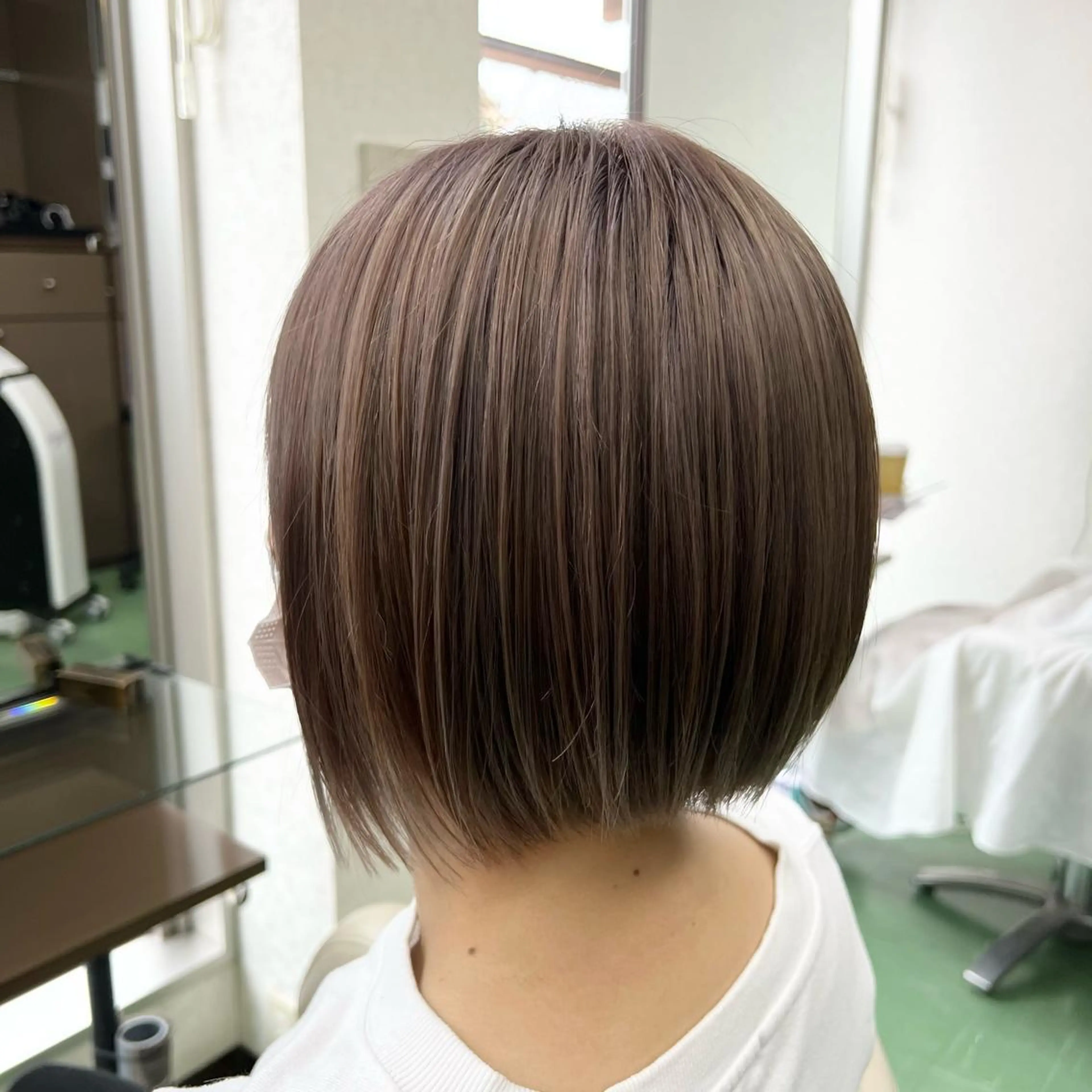 ミディアム カラー グレージュ ボブ カット 甲田 豪徳のヘアスタイル