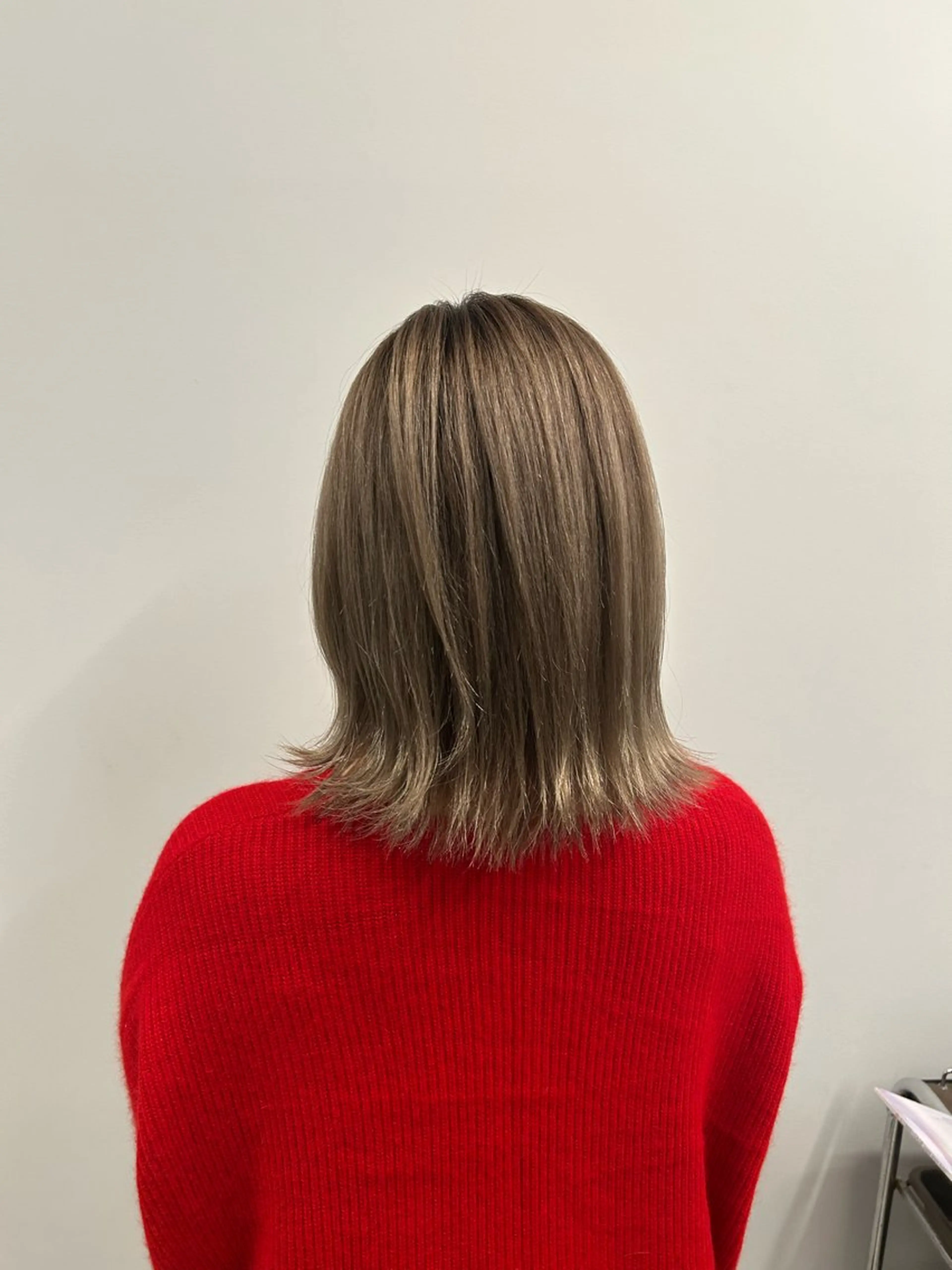 ミディアム カラー 切りっぱなしボブ ベージュカラー ブリーチ ボブ 山田 守のヘアスタイル