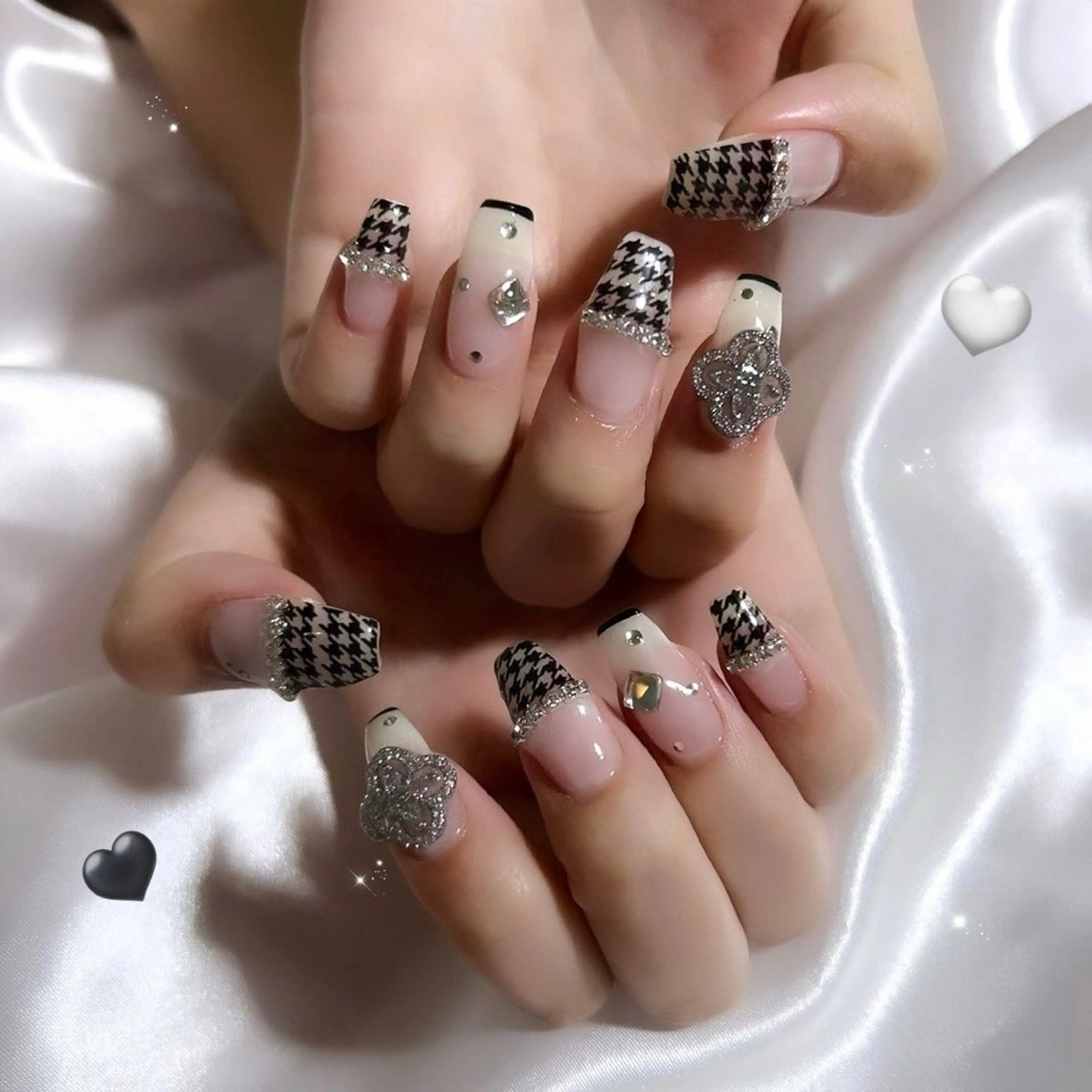 ネイル マグネットネイル ピンク ネイルチップ 冬ネイル クリスマス ハンドネイル Lee Nailsのネイルデザイン