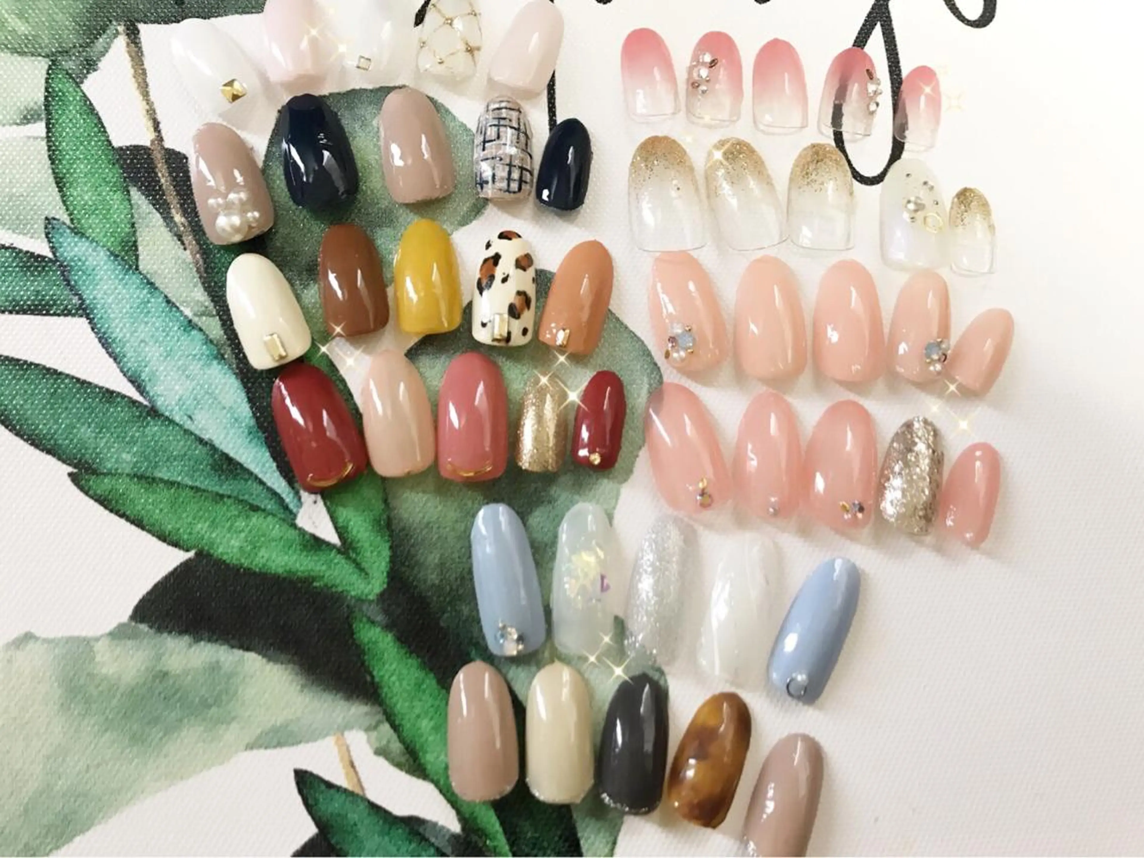 すぐ予約不可です。お問い合わせ下さいハンドジェルネイル✨💅デザイン付きの写真